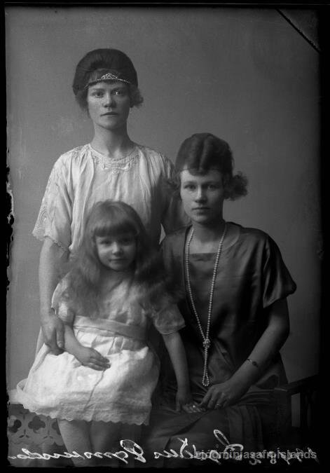 Hulda Karen as a little girl, with her mother Sigríður standing, and her maternal aunt sitting