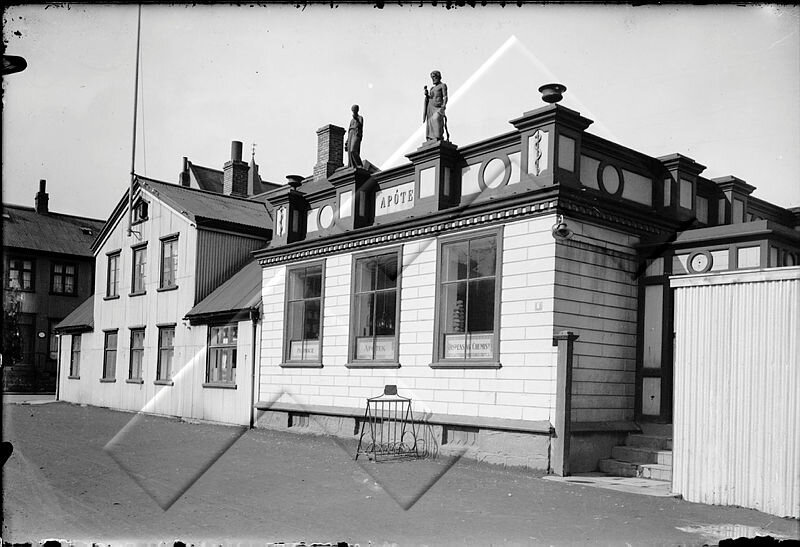 The Reykjavík apótek pharmacy, where it first operated and Niels and Marie lived, at Thorvaldsensstræti 6
