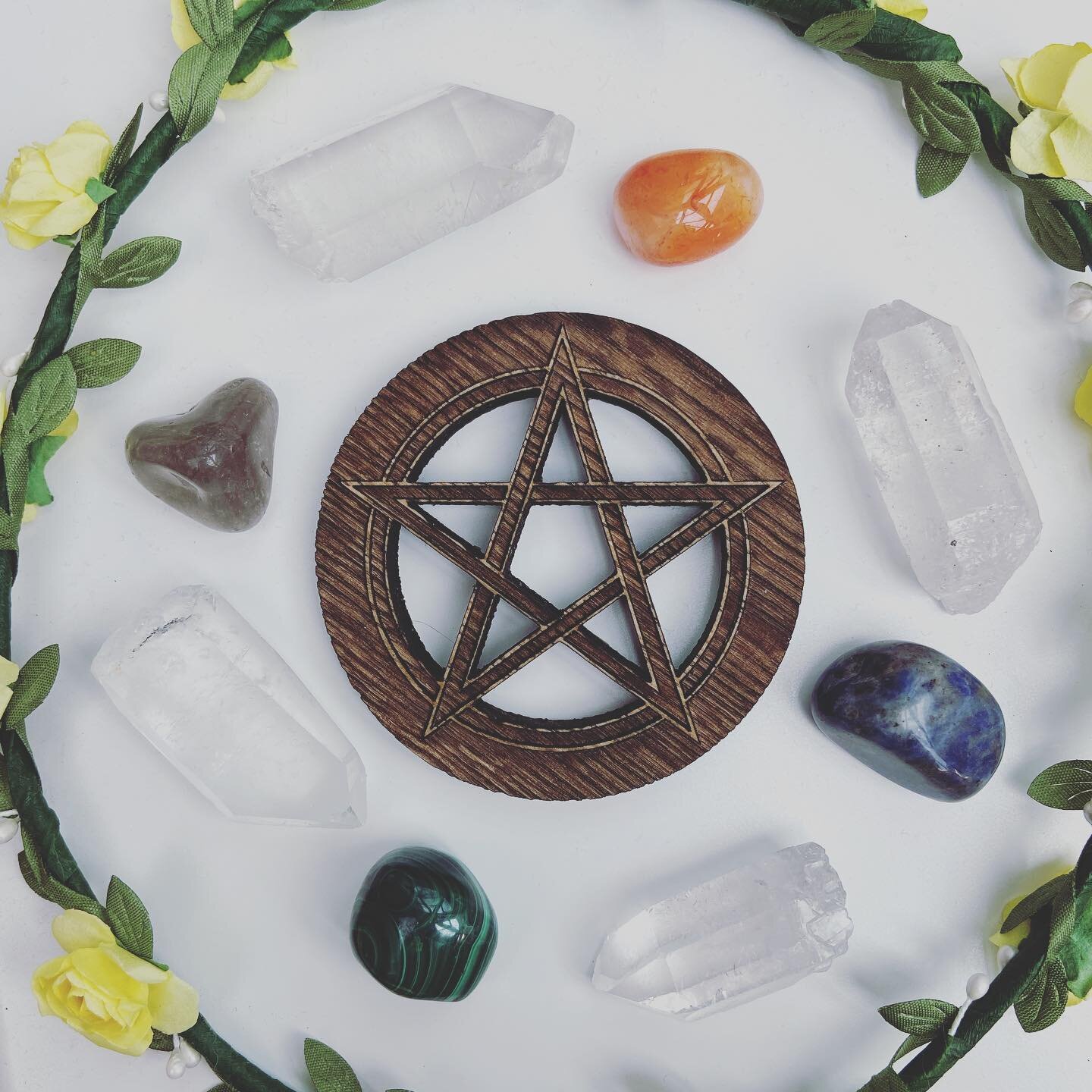 This has no intentional meaning&hellip; I just like creating pretty crystal layouts ☺️
#crystalgrid #crystals #spiritual #crystallayout #pentacle #pagan #healingcrystals #prettycrystals