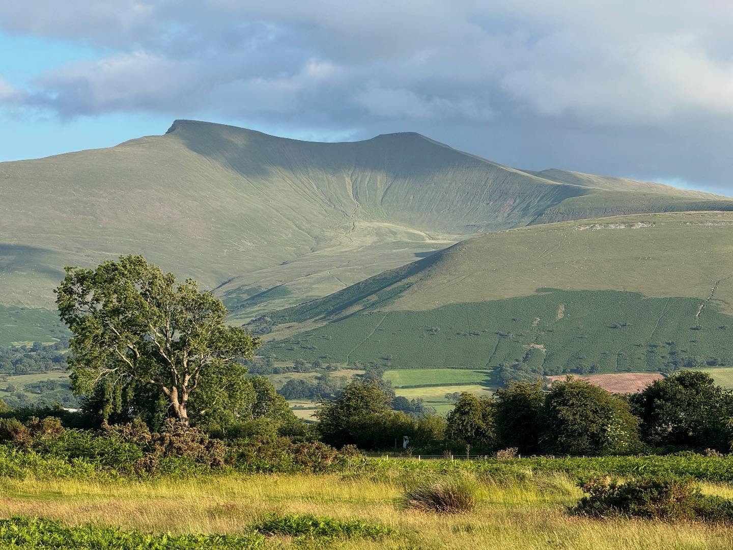 The beautiful Brecon Beacons 🏴󠁧󠁢󠁷󠁬󠁳󠁿
.
#breconbeacons #travelblogger #uktravels #wales