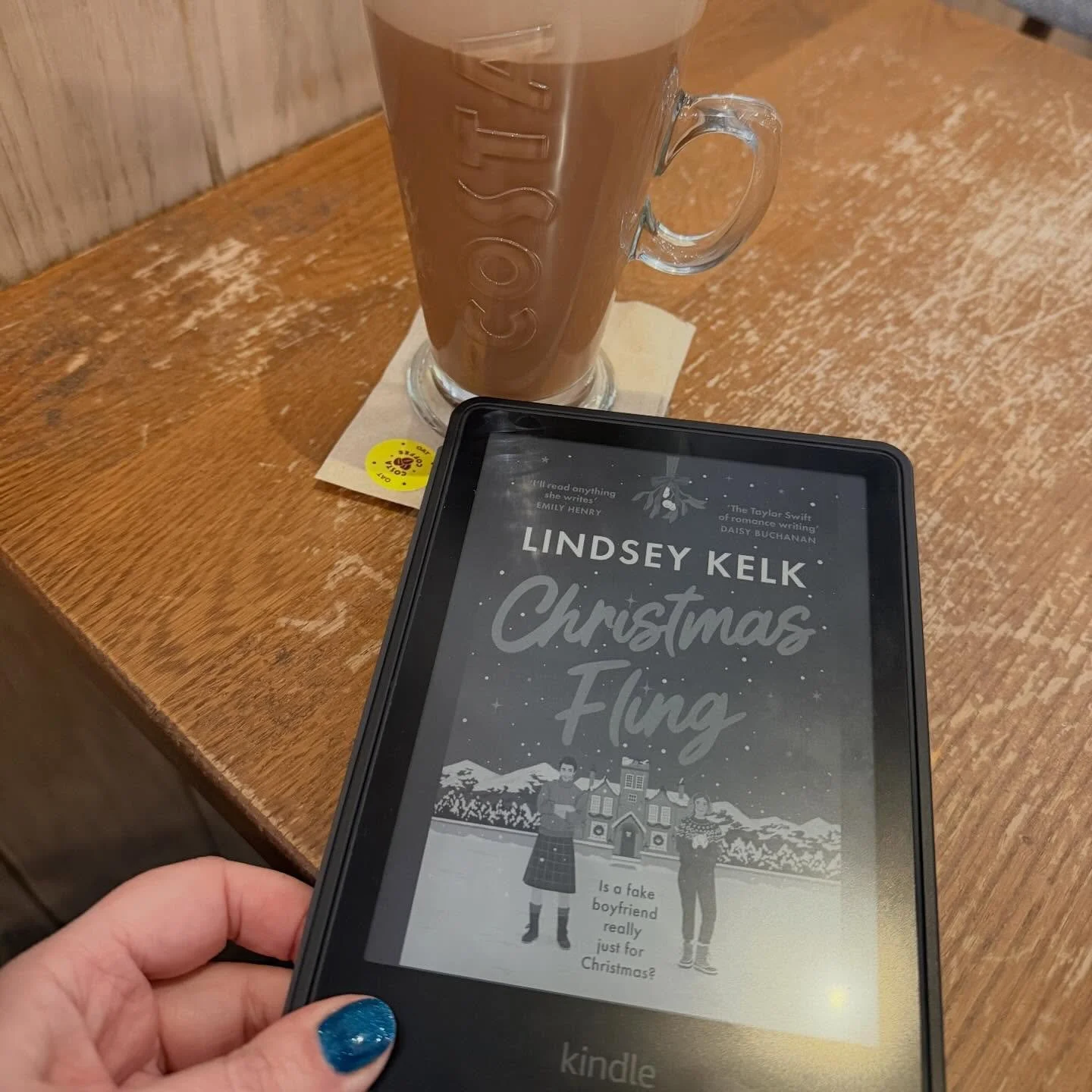 A little me time and the treat of a hot chocolate 😋 Loving this book so far #planetme #amreading @lindseykelk #festive #christmasfling