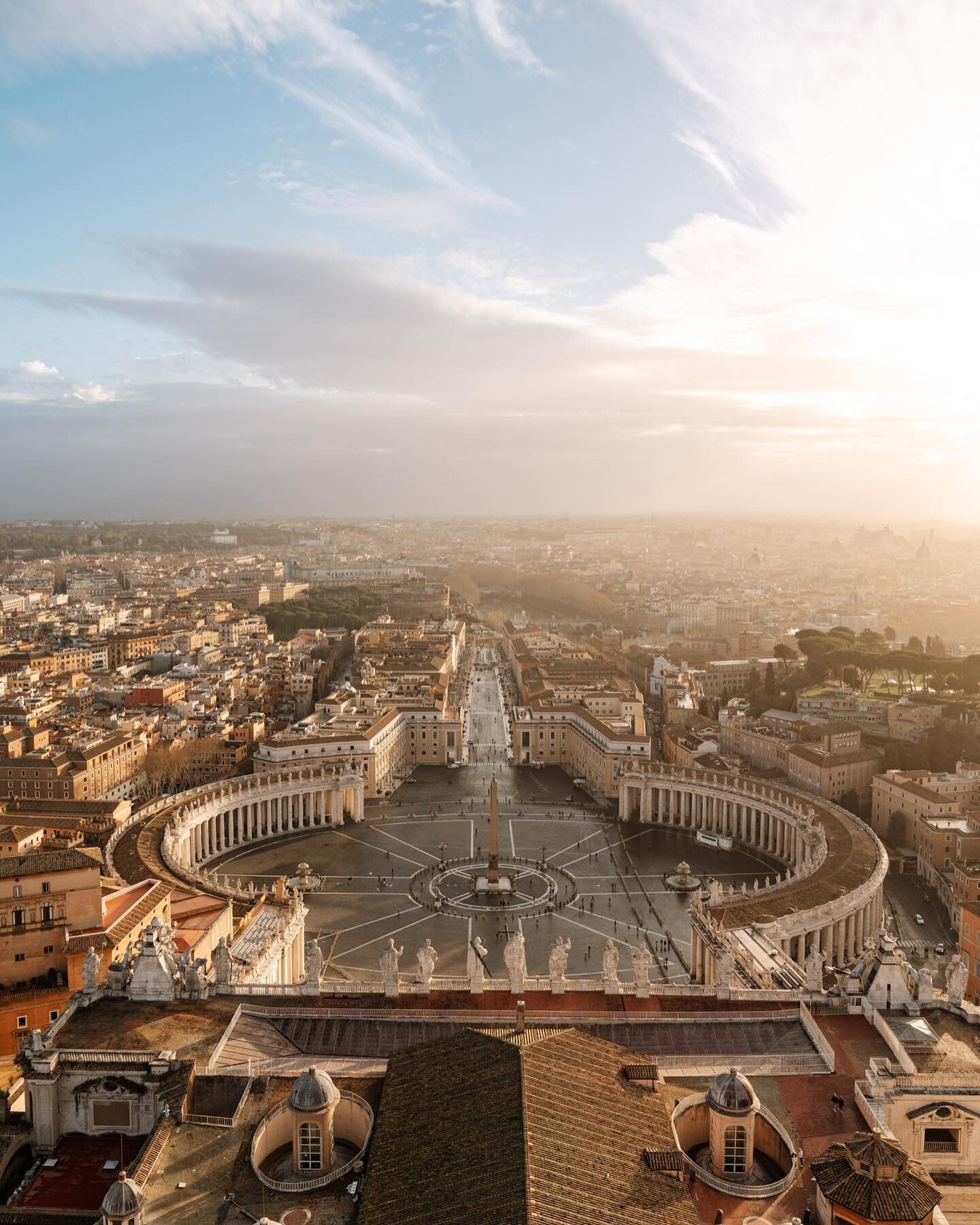 Most beautiful view over #Rome &ndash; I am usually not that much of a morning person, but this one was definitely worth it! Thanks @flavrookia for the idea &amp; your visit that week!!! 🥰  and thanks @lovingrome_ for the awesome tour up to the roof