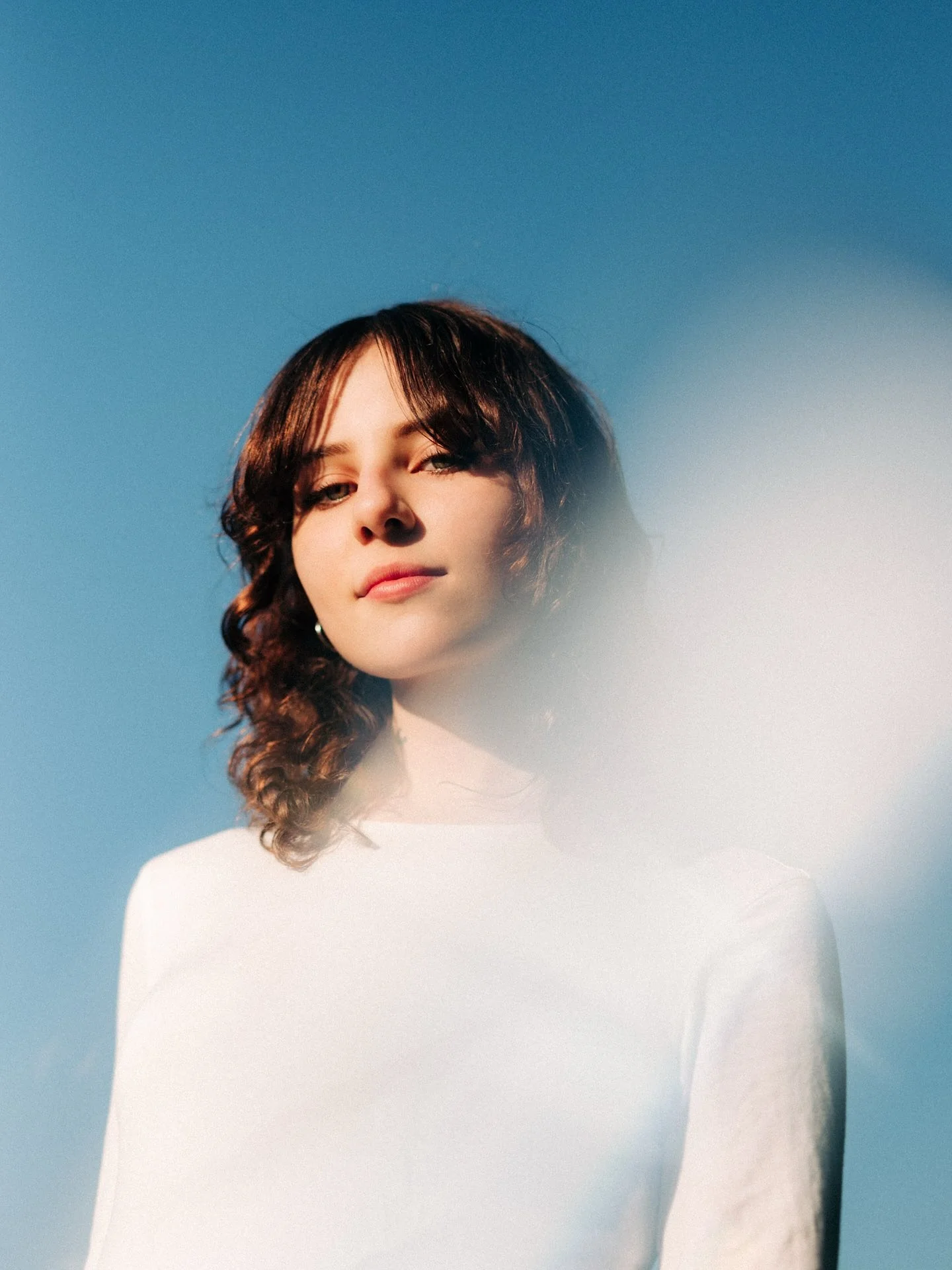 It doesn&rsquo;t always have to be golden hour and backlit. What a joy that was to photograph @ameliakkosmider 🩵🤍🩵🤍
.
.
.
#femalephotographers #london #portrait #portraitphotography #londonphotographer #summerinthecity #summervibes #summerportrai
