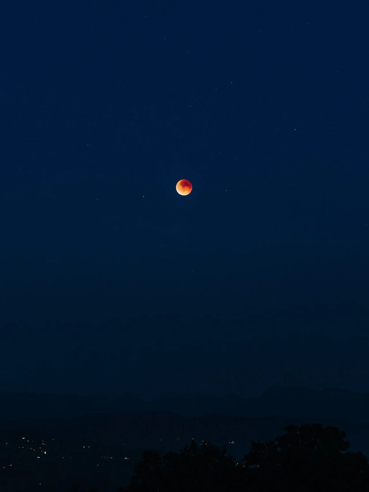 Swipe to Zoom! &ndash; From today&lsquo;s Lunar Eclipse 🌚🌙
.
.
.
#blutmond #mondfinsternis2025 #mondfinsternis #sonyalpha #sonyalphafemale #sonyphotography #sonya7iv #tamron #tamron70300 #bloodmoon #moonphotography #astrophoto #totallunareclipse #n