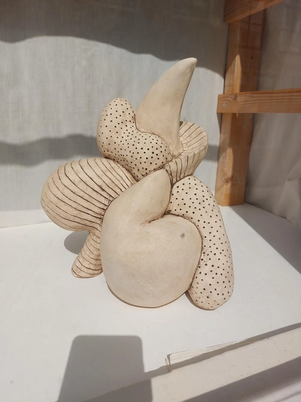 keramiek achter de vitrines.jpg