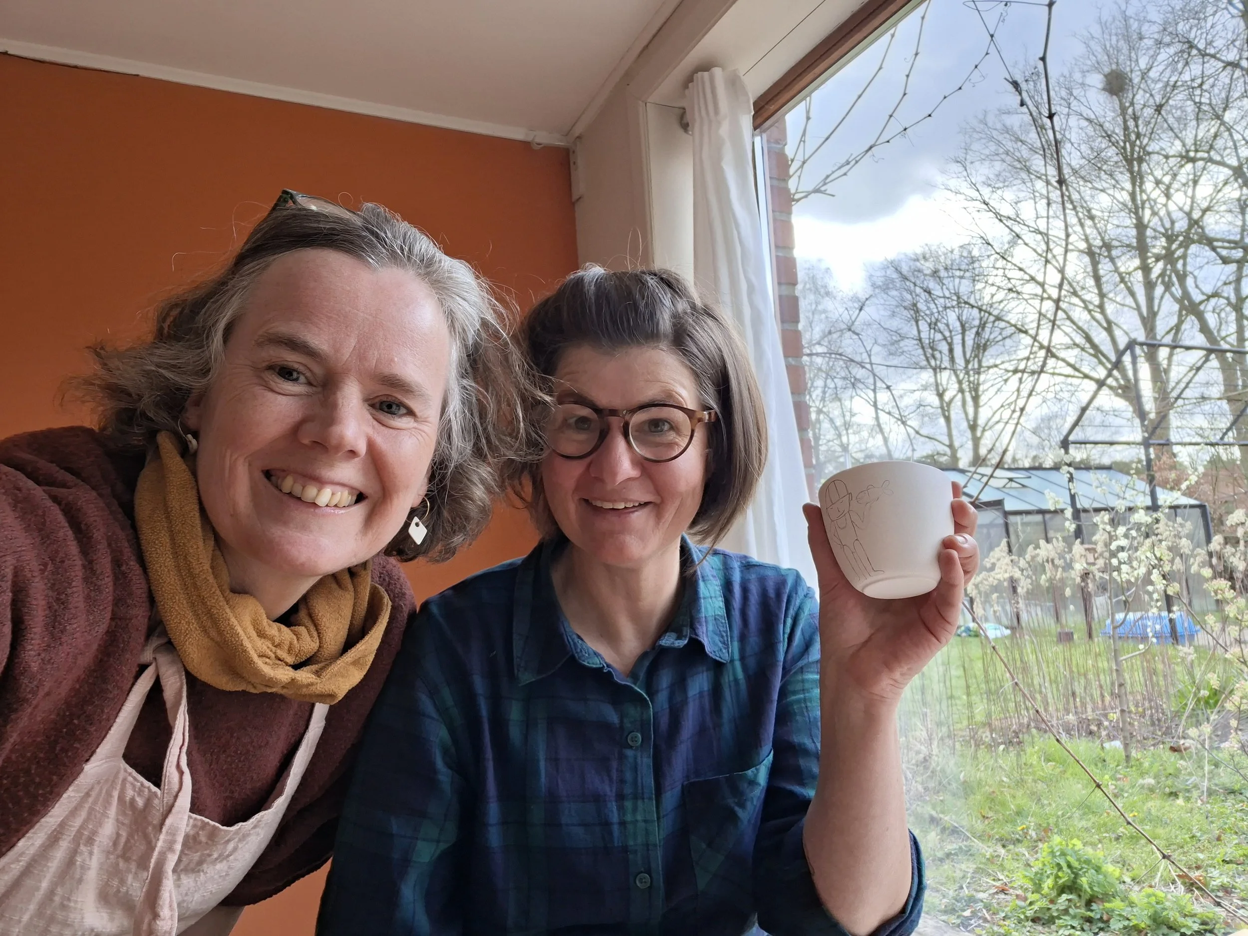 twee vrouwen aan het werk met hun porseleinen kommetjes
