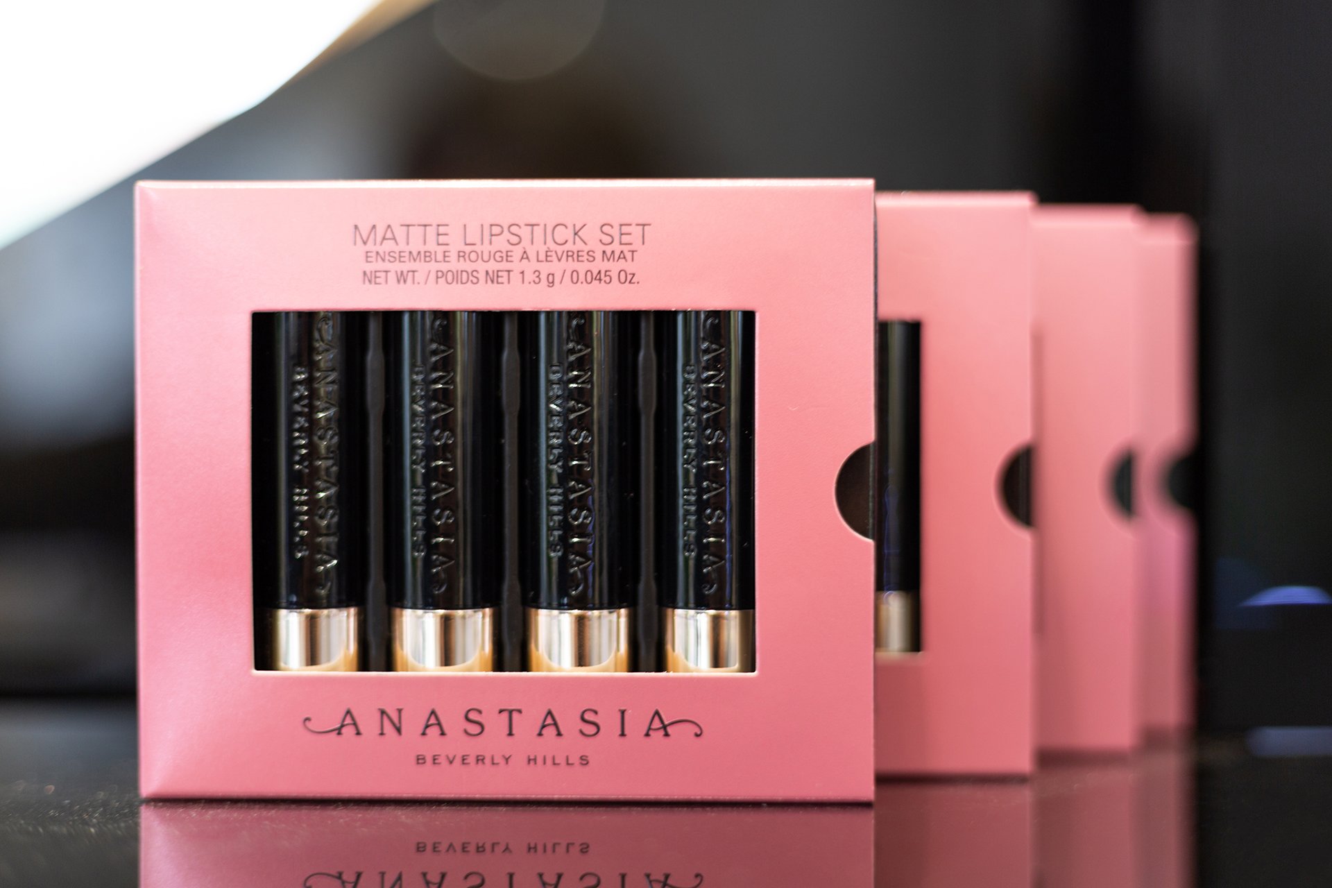Set van vier matte lipsticks in roze doosje met doorzichtig venster, merknaam 'Anastasia Beverly Hills' onderaan