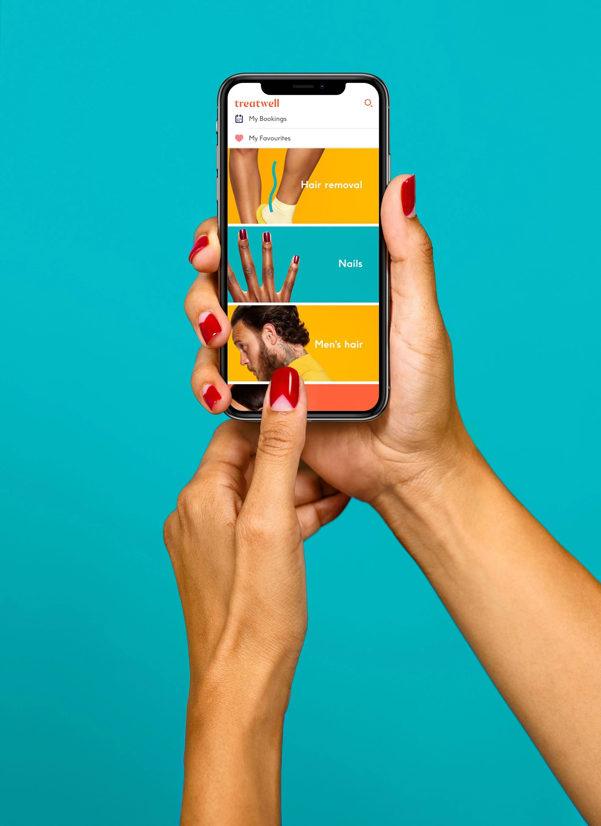 Hand die een smartphone vasthoudt met een app voor schoonheidsbehandelingen, met secties voor haarverwijdering, nagels en mannenhaar, tegen een blauwe achtergrond.