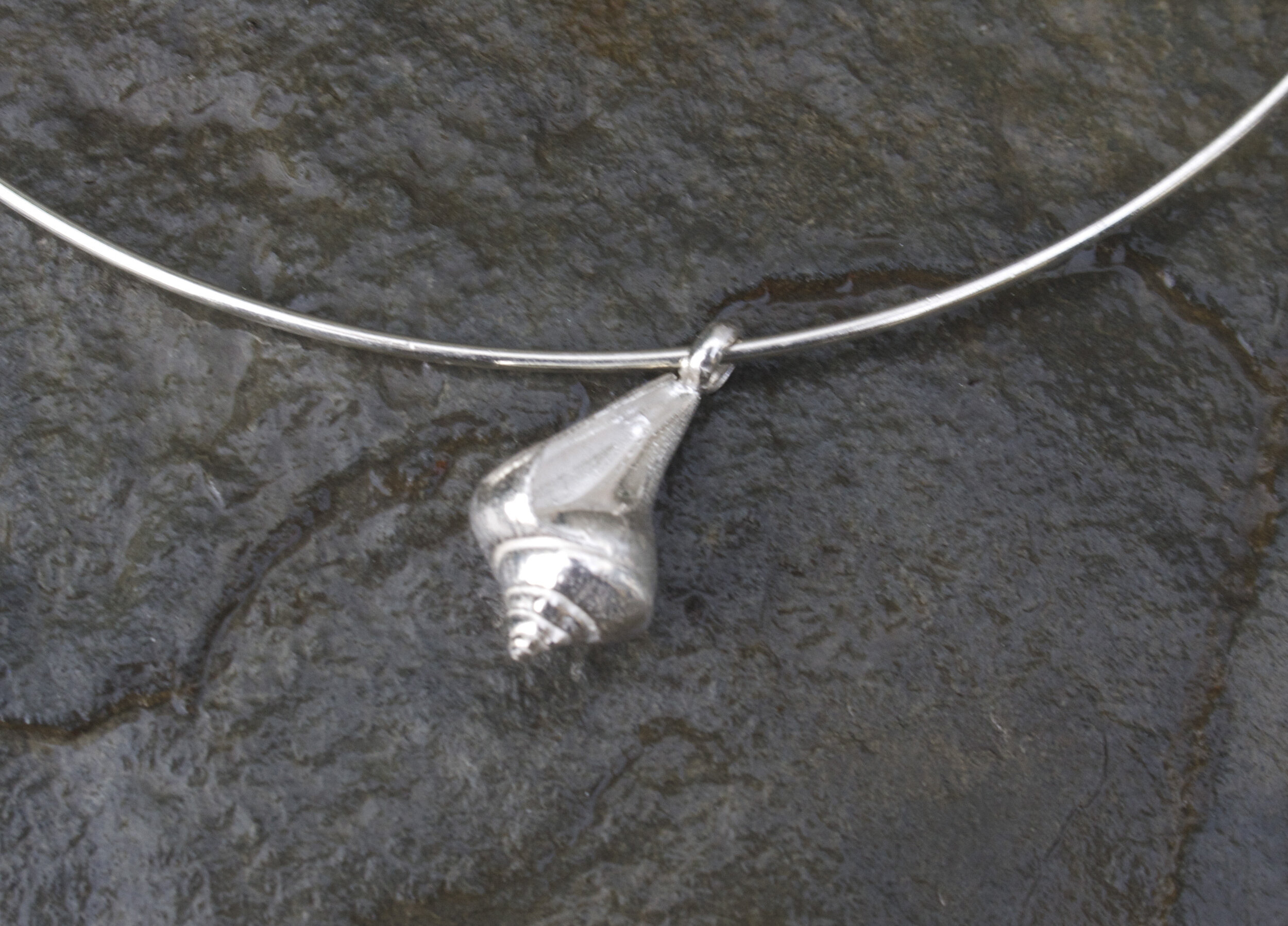 Lång Skal necklet different angle.jpg