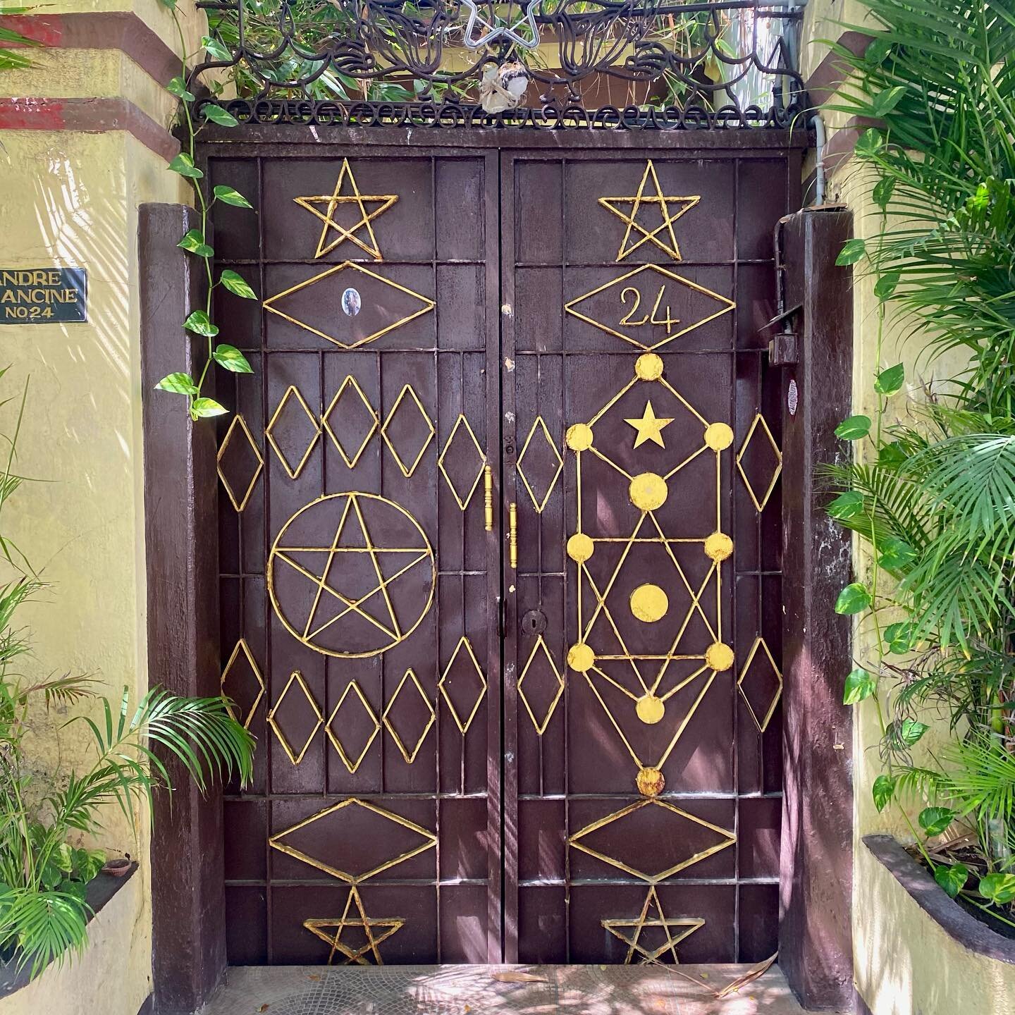 Cosmic entryways 🌅

#tamilnadu #kanganarora #india #chettinad #pondicherry #doors #cosmic