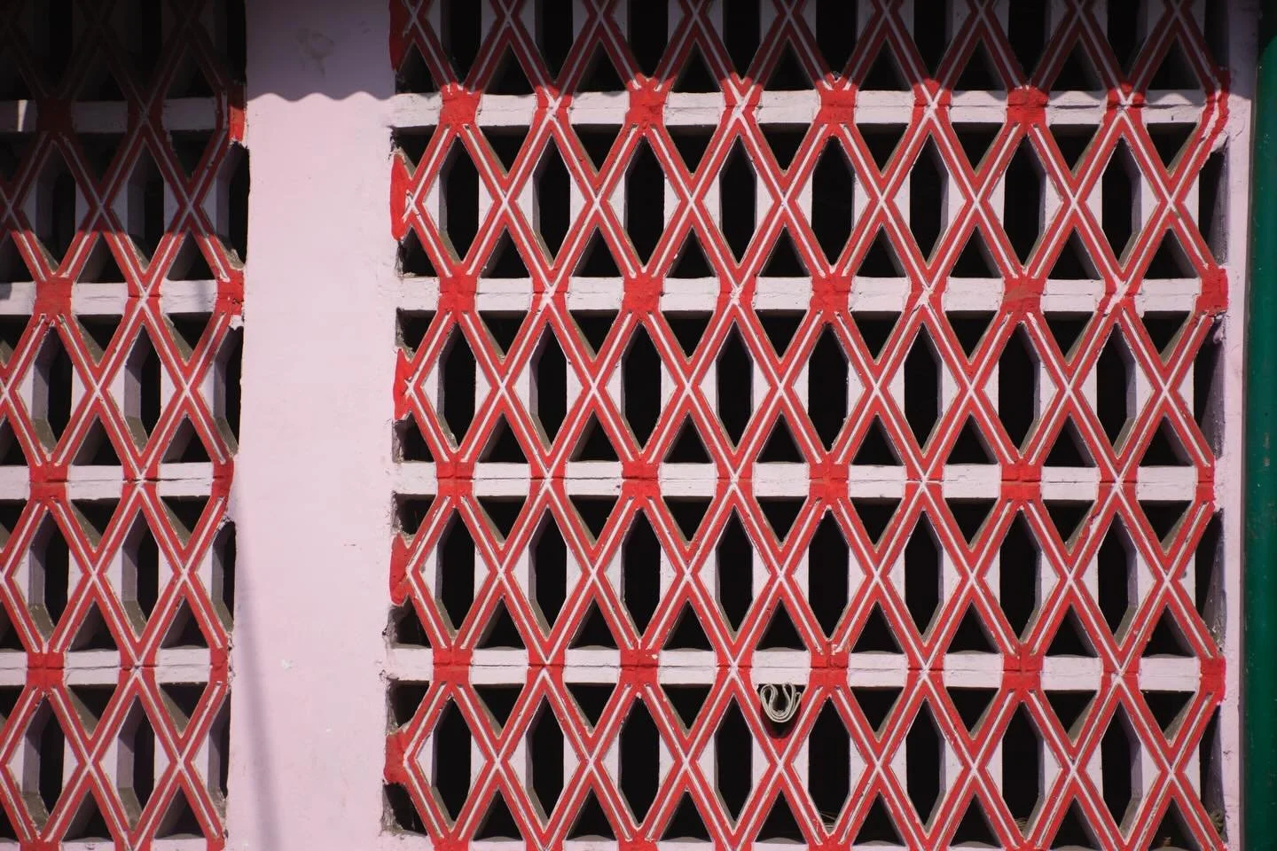 Indian jalis and colour combinations 🩷🖤❤️

#kanganarora #pondicherry #jali