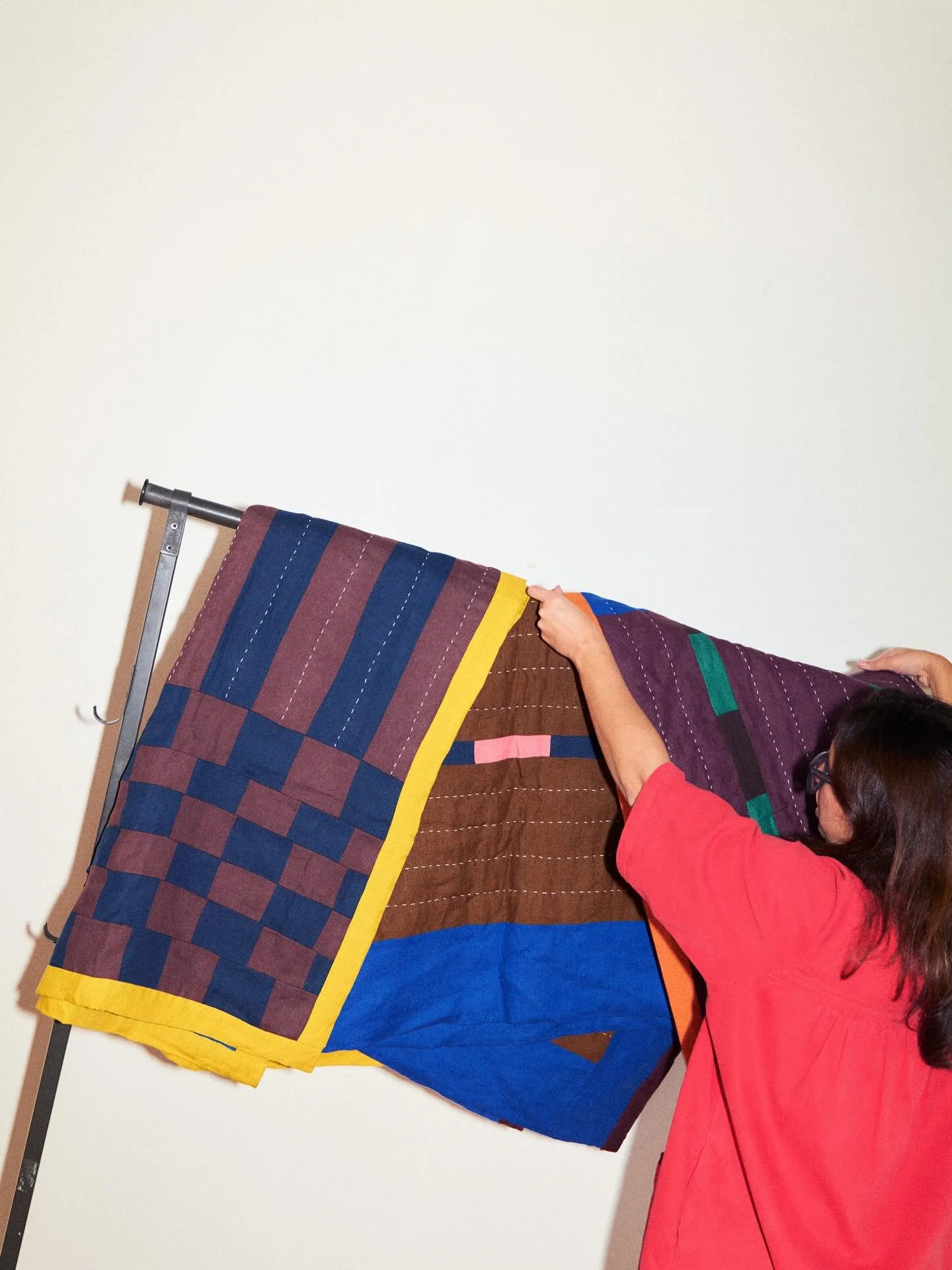 Less than 4 weeks to Christmas!

A gentle reminder that the final shipping date to UK addresses is Thursday 18th December📮🎄

📸 @kane_hulse_studio 

#kanganarora #kanganaroratextiles #conversationsincolour #handquilted