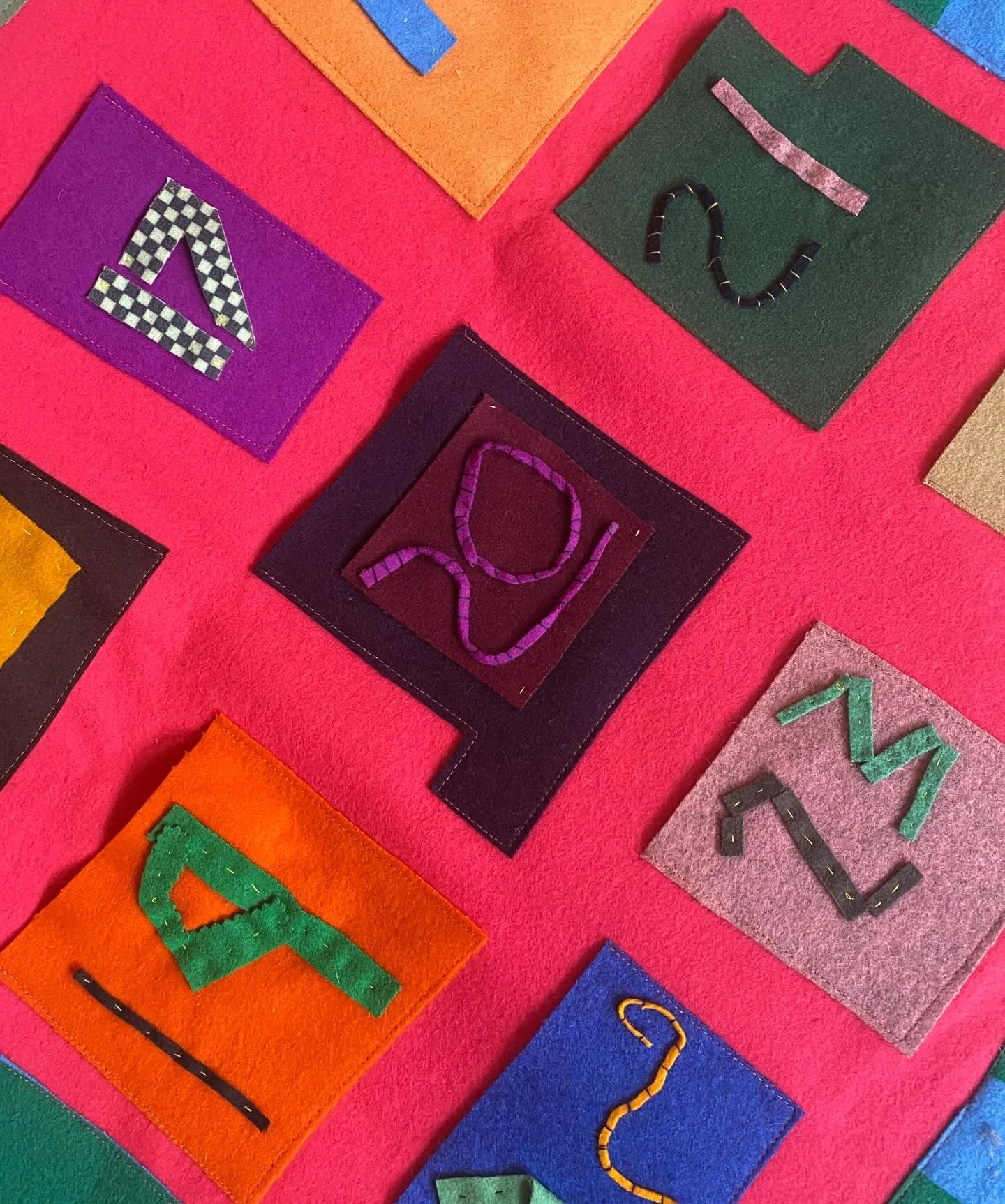 Happy December!

Third outing for the Advent calendar🎄🎄🎄
Why did I make such big pockets? 🤪😅

#kanganarora #kanganaroratextiles #kvadratdivina @kvadrattextiles #offcuts #adventcalendar #christmas