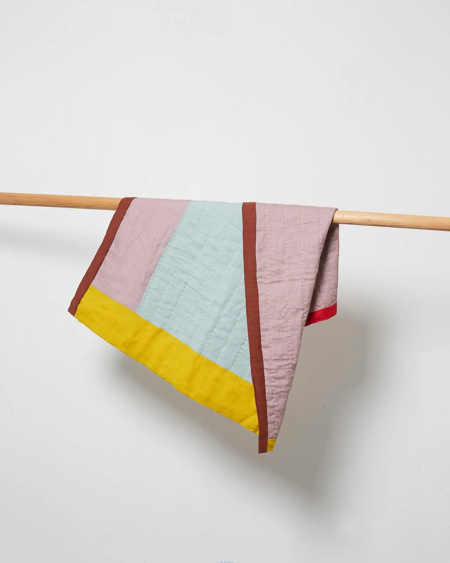 Hand-quilted Linen Baby blanket, 95 x 105cm

Free UK Shipping until 16th December, use code &lsquo;FREESHIP&rsquo; 

📸 @estherbellepoque 

#kanganarora #kanganaroratextiles #conversationsincolour