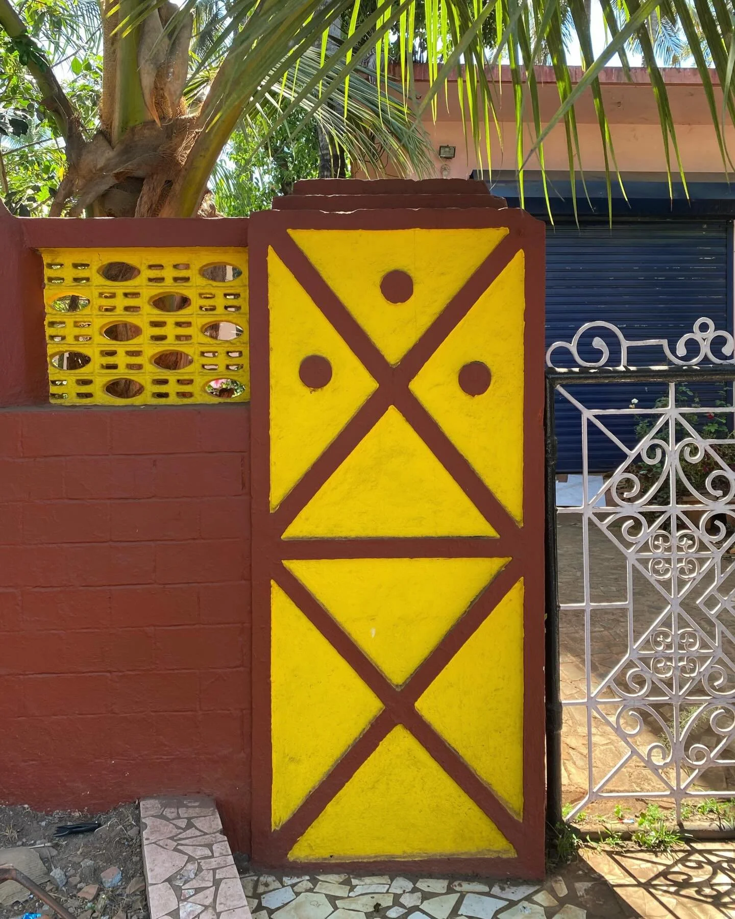 Excellent gatepost spotted in Goa in 2023 

#kanganarora #india #goa #indianhousevernacular