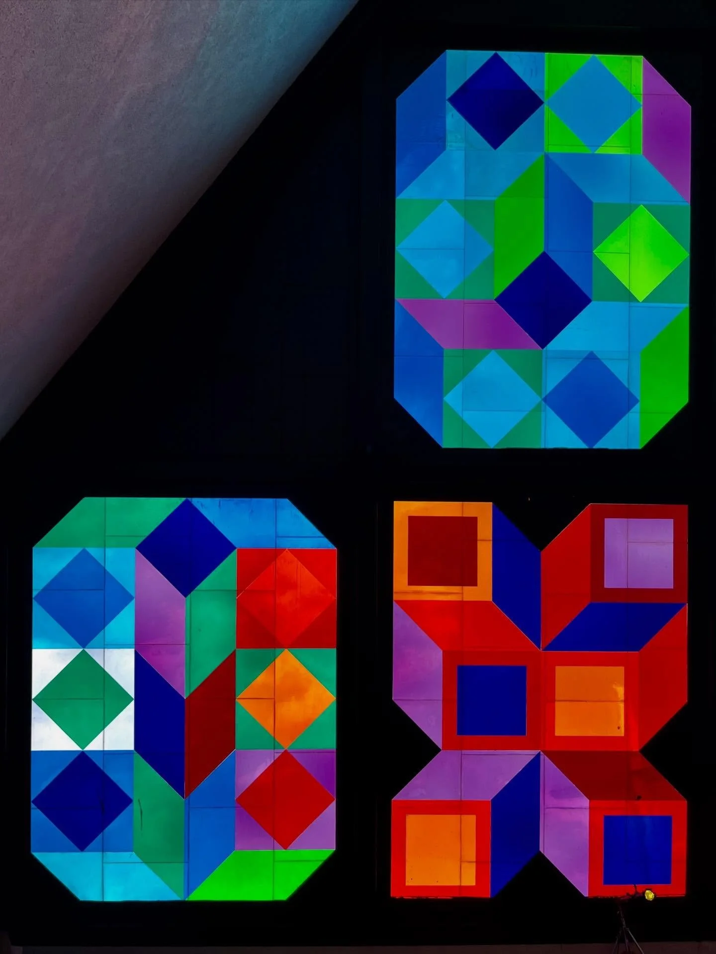 Parroquia Se&ntilde;or de la Resurrecci&oacute;n, Bosques de las Lomas stained glass windows by Victor Vasarely - one of my highlights of this year! 

#mexico #victorvasarely