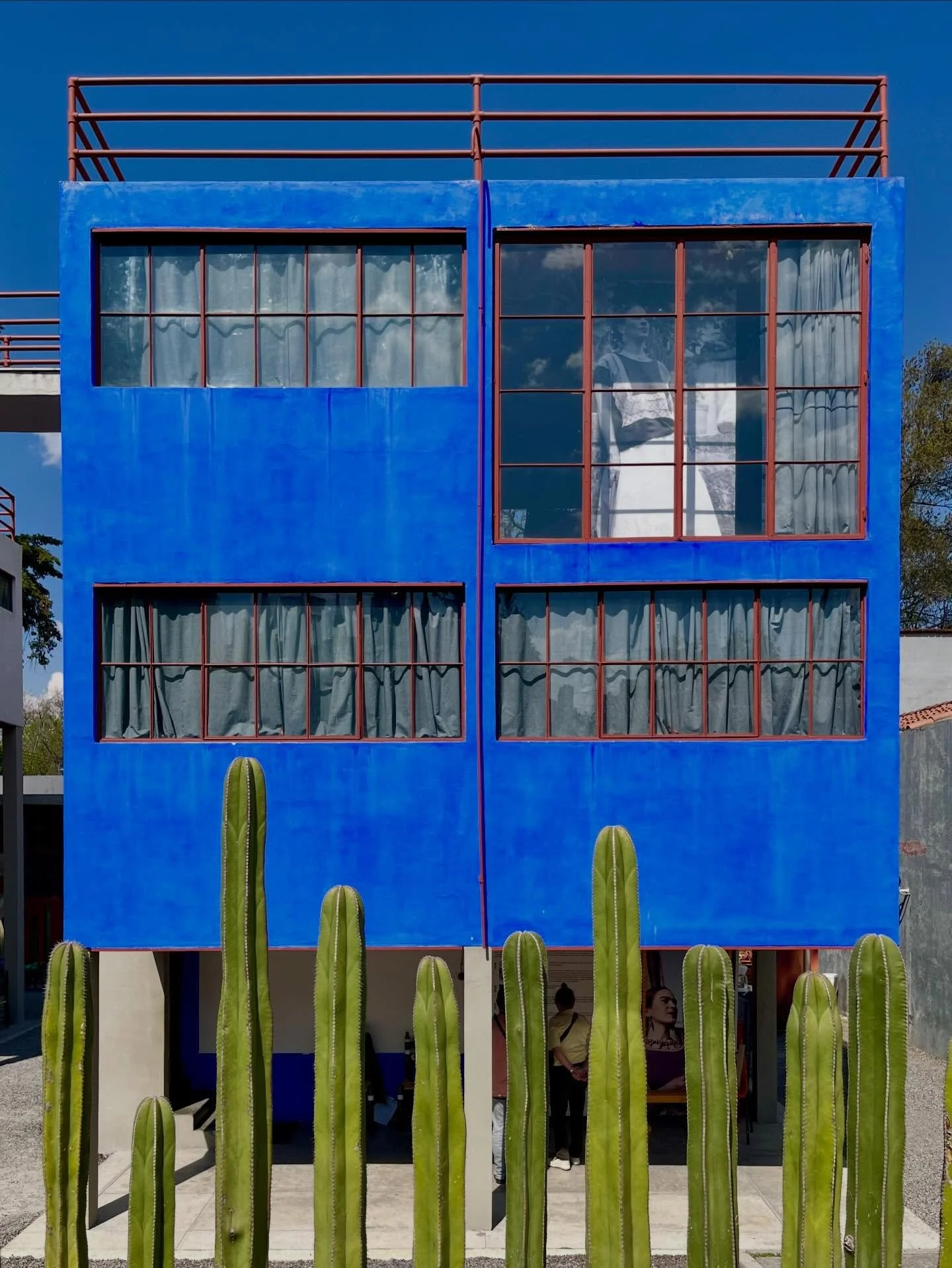 #tbt to this time last year in CDMX! 
Reliving through @presentandcorrect&rsquo;s feed this year 💙

#fridakahlo #mexicocity #mexico