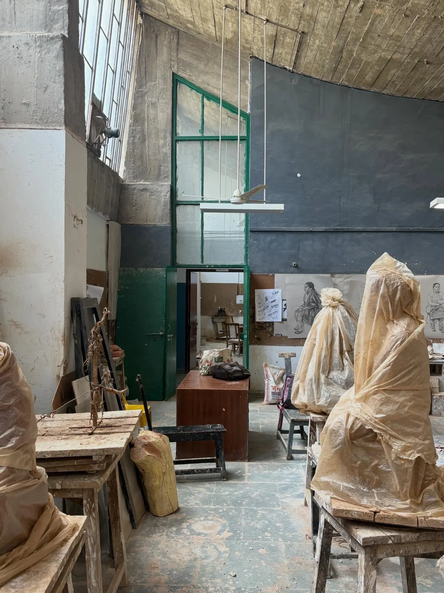 Now this is an Art school! 

LOVED visiting Government College of Art in Chandigarh today. (Sai mesmerised the by printmaking process) 

#chandigarh #schoolofart #sculpture #printmaking