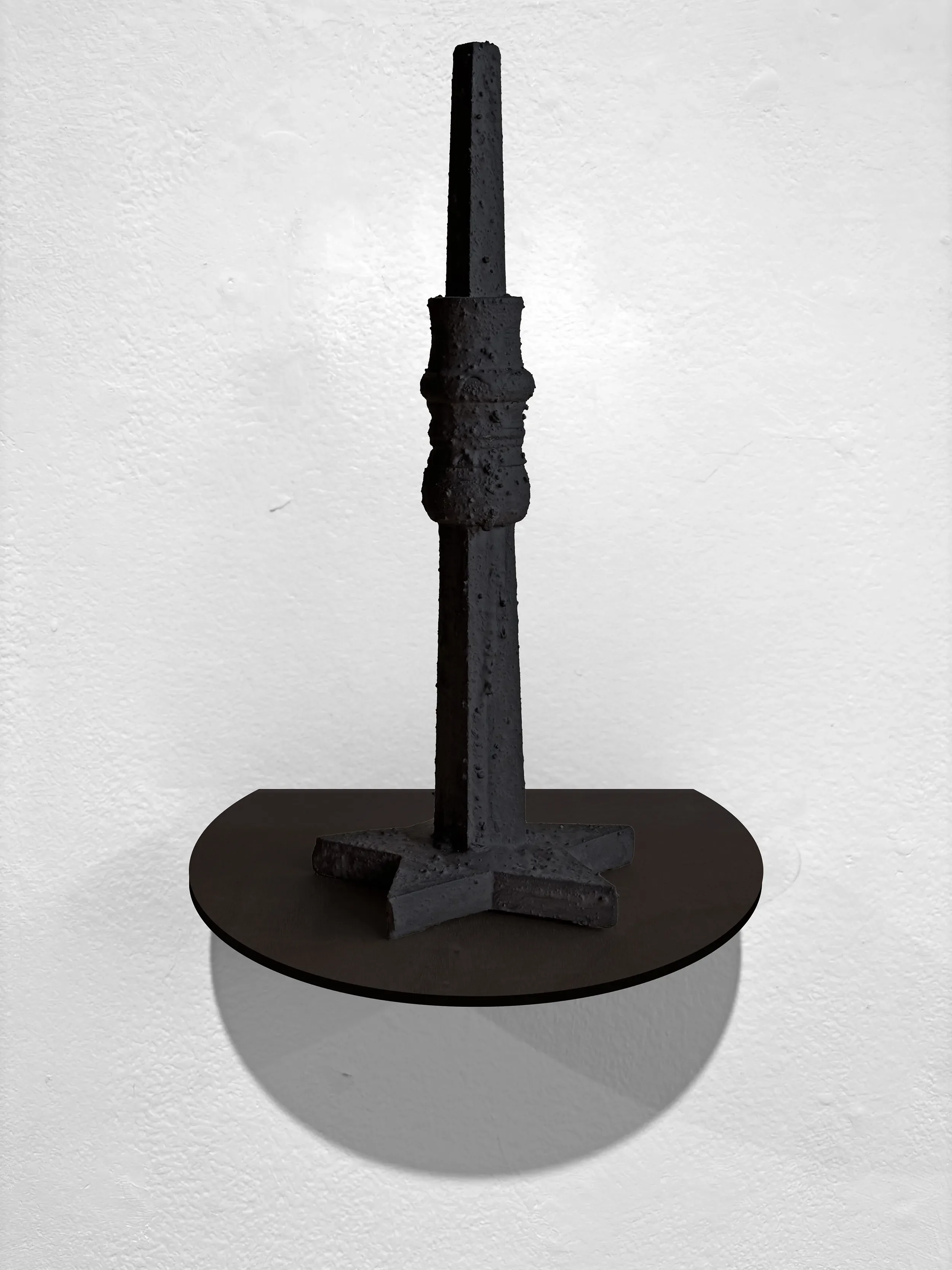Auguseptembe Arendse Wiezewoze - 45 x 18 x 18 cm - assemblage with charcoal, sand,
industrial gypsum