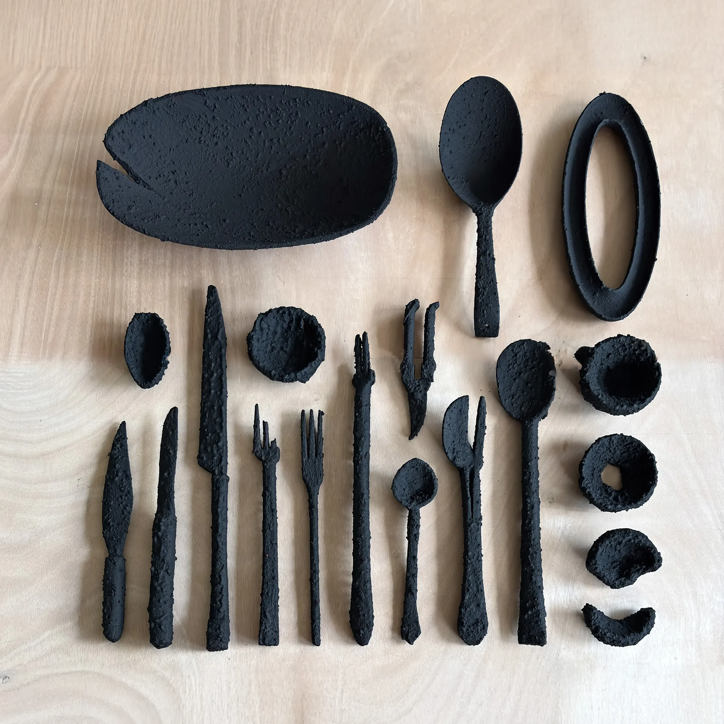 Tools of Willemsing — Êrie Tjêrie
Tjiekerie Tjêrie - 80 x 70 x 10 cm - assemblage with charcoal, sand, industrial gypsum