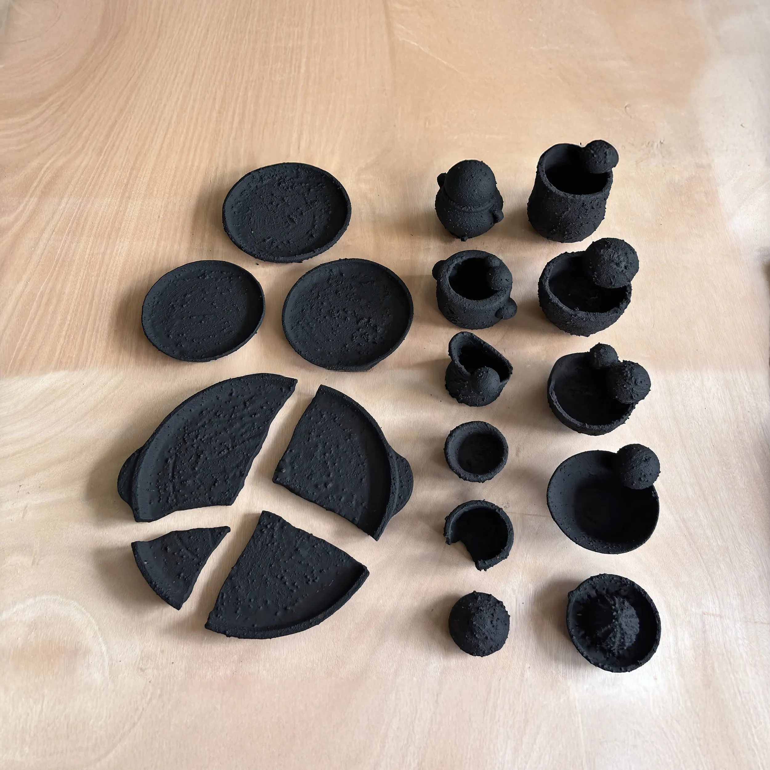 Vessels of Jacobsing — Üüpje Büübje Knull - 80 x 65 x 15 cm - assemblage with charcoal, sand, industrial gypsum
