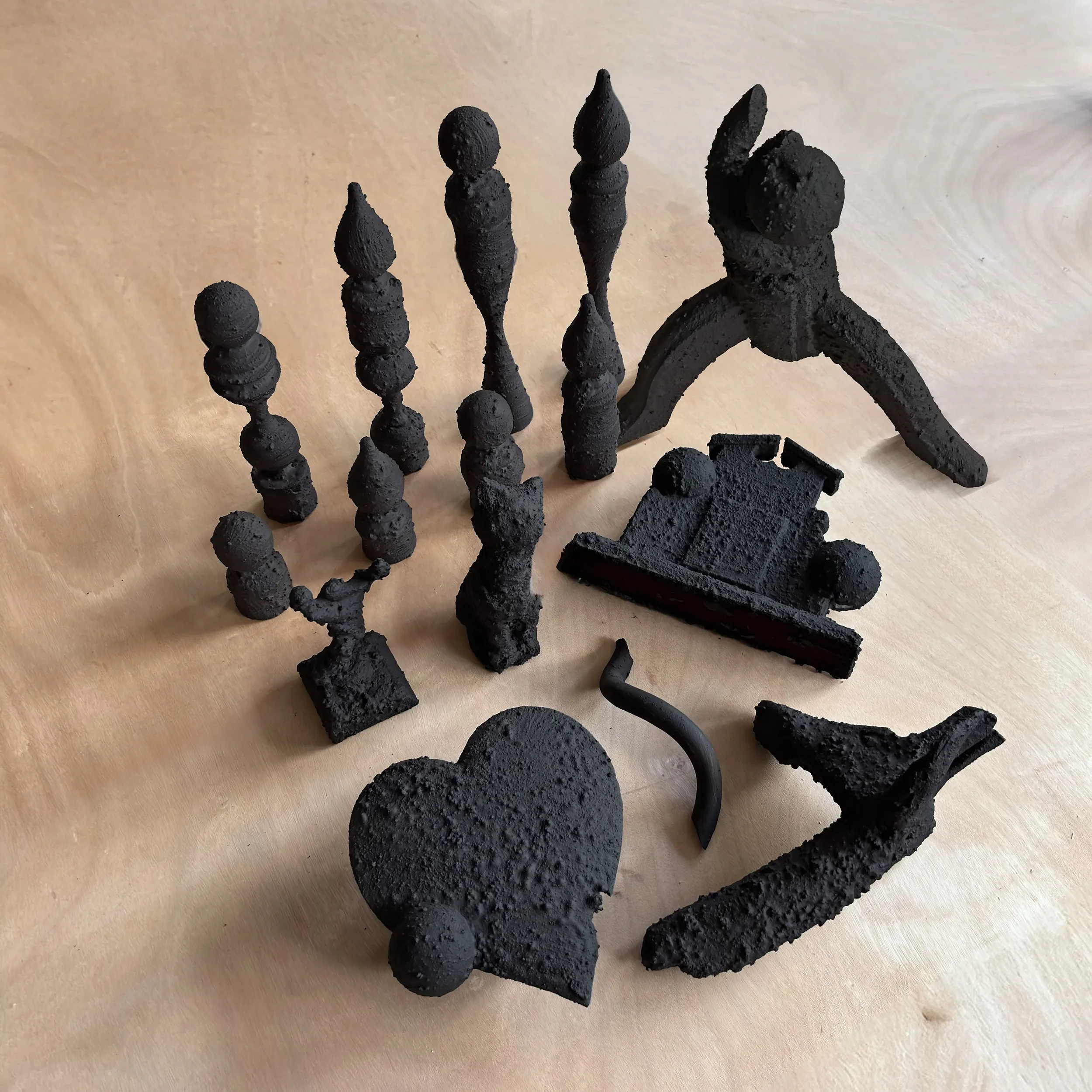 Objects of Schmidting — Wiezewieswieswieswies - 80 x 40 x 30 cm - assemblage with charcoal, sand, industrial gypsum
