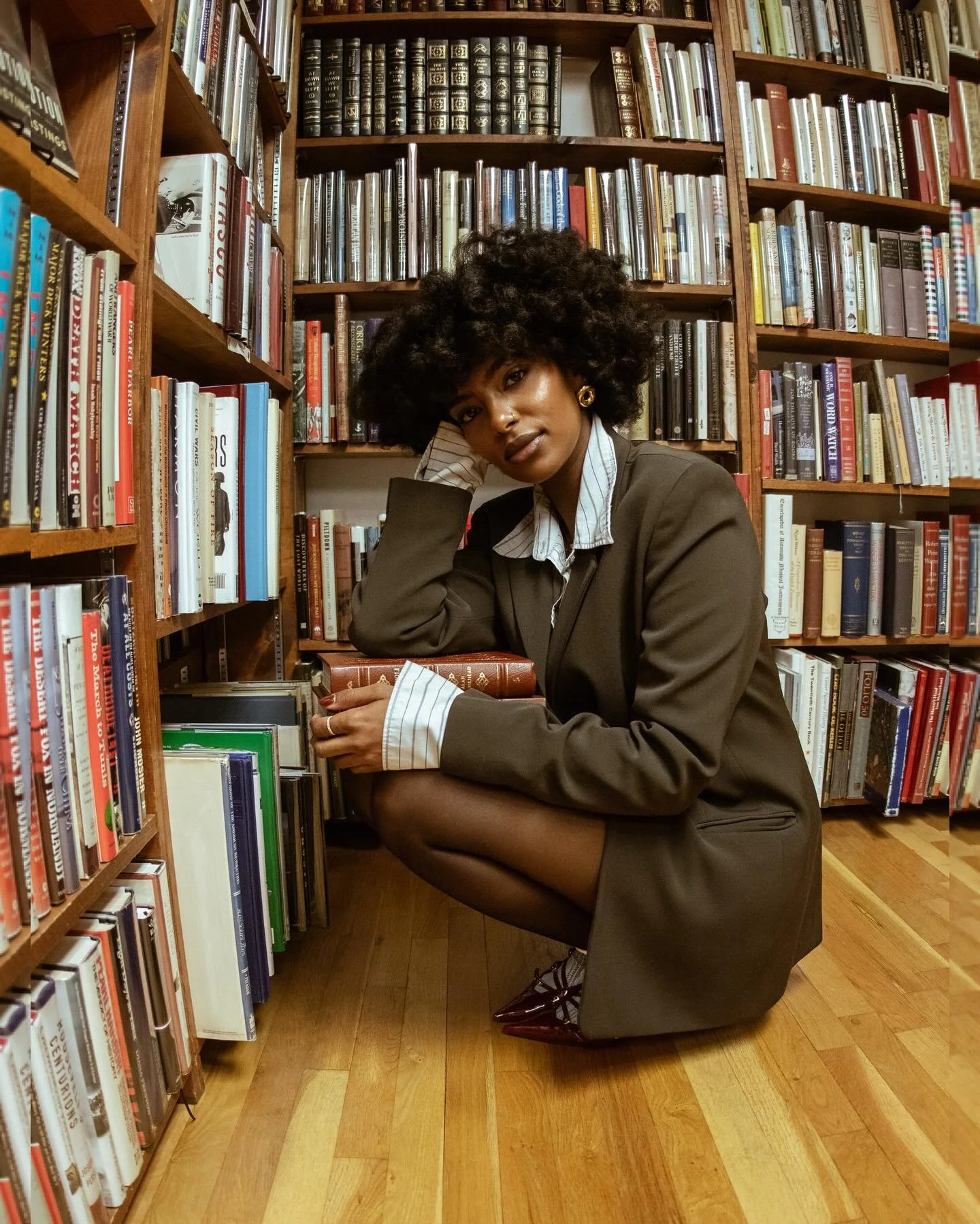 Love everything about this shoot 📚📓🌟 my lens on @salemyoha for @actdenver

Portrait Sessions are still 45% off. Tap the link in my bio to learn more and to book 🫶🏽 don&rsquo;t sleep 

#explorepage #denverartist #denverphotographer #portrait