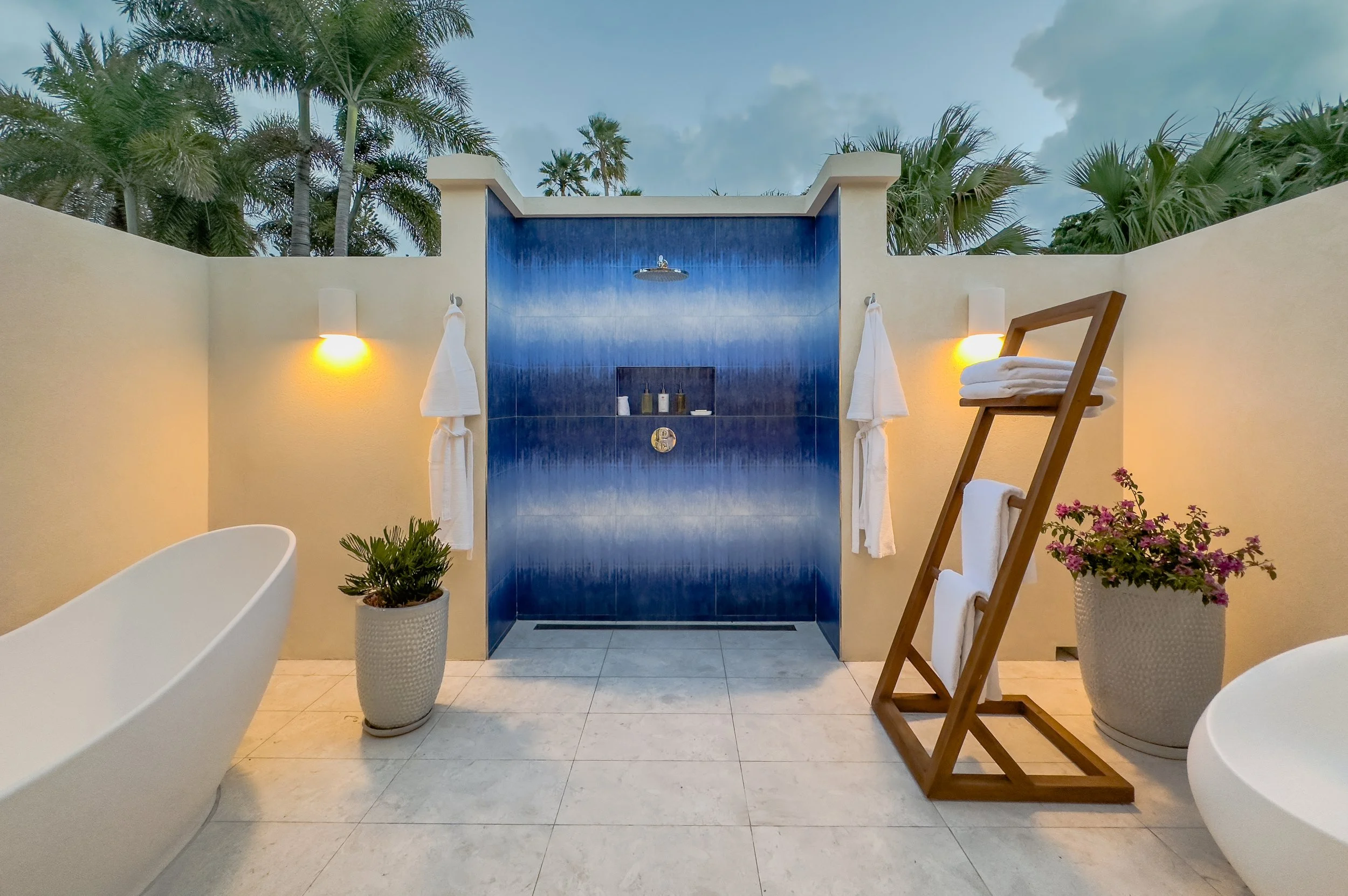 INT28-JBROC-OVS-BathSuite8Ext-2212JMR40310.jpg