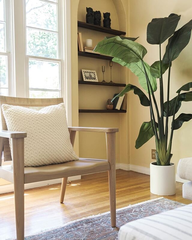New chair who this? We have a very busy week ahead of us... we are excited to share everything that&rsquo;s in the works! ⠀
📸 @thatkatcreative .⠀
.⠀
.⠀
.⠀
. ⠀
⠀
#homedecor #homesweethome #sacramentohomes #sacramentoapartments #sacramentointeriordesi