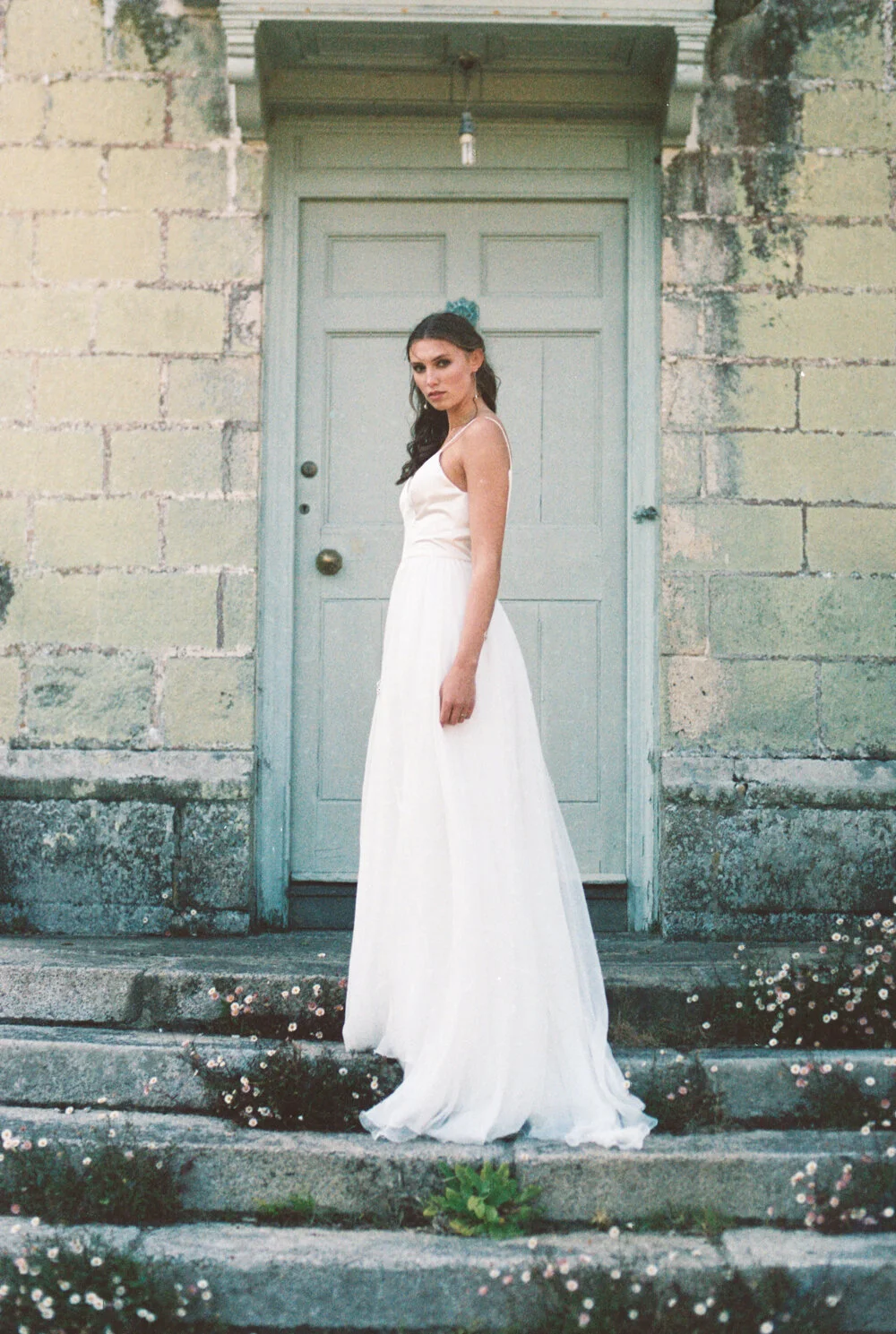 Off-white Wedding Dress With Tulle and Lace, With Train, Non-corset,  Buttons on the Back, Nude, 2022 European Wedding air Kiss LUV-LUV - Etsy |  Prom photoshoot, Prom poses, Prom photography poses