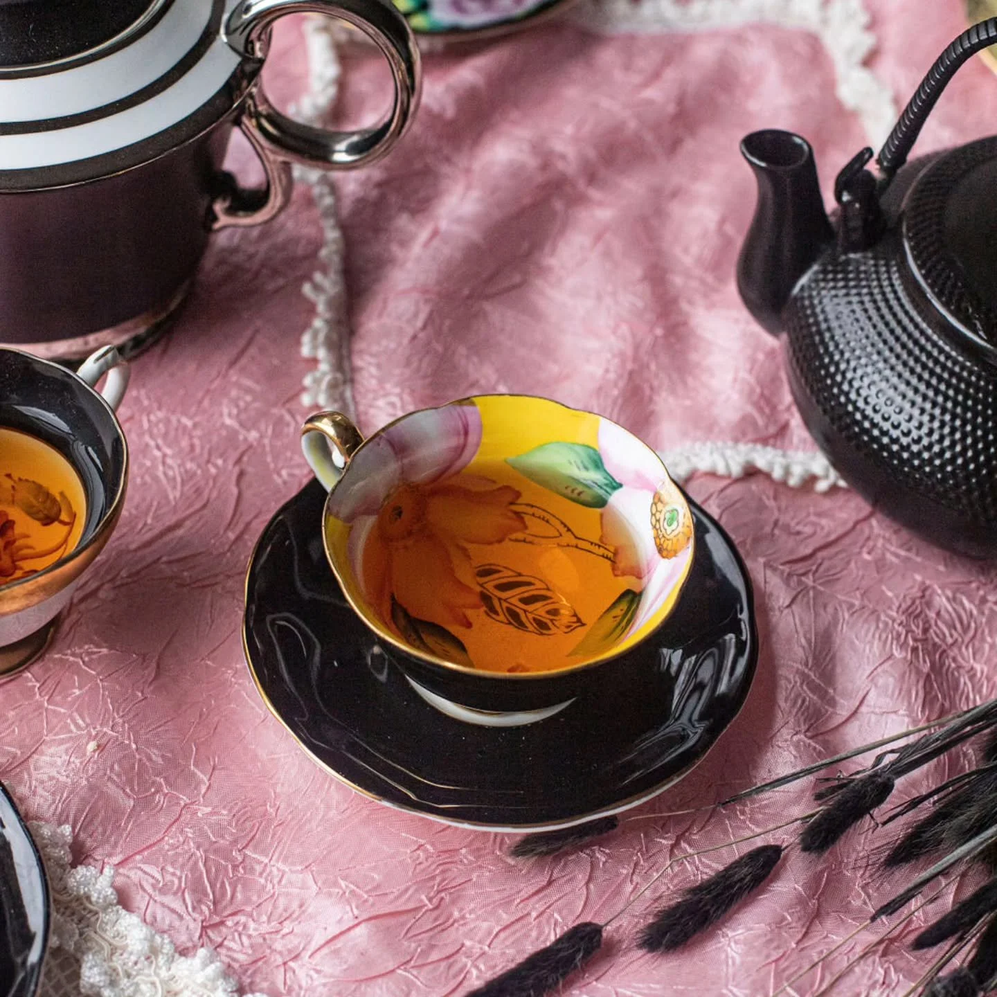 With winter coming, it's time to pull out the gorgeous teacups and your favourite tea to cozy up with. 

#afternoonteacateringvancouver #highteacateringvancouver #satteamobileteaboutique 
#highteavancouver #afternoonteavancouver