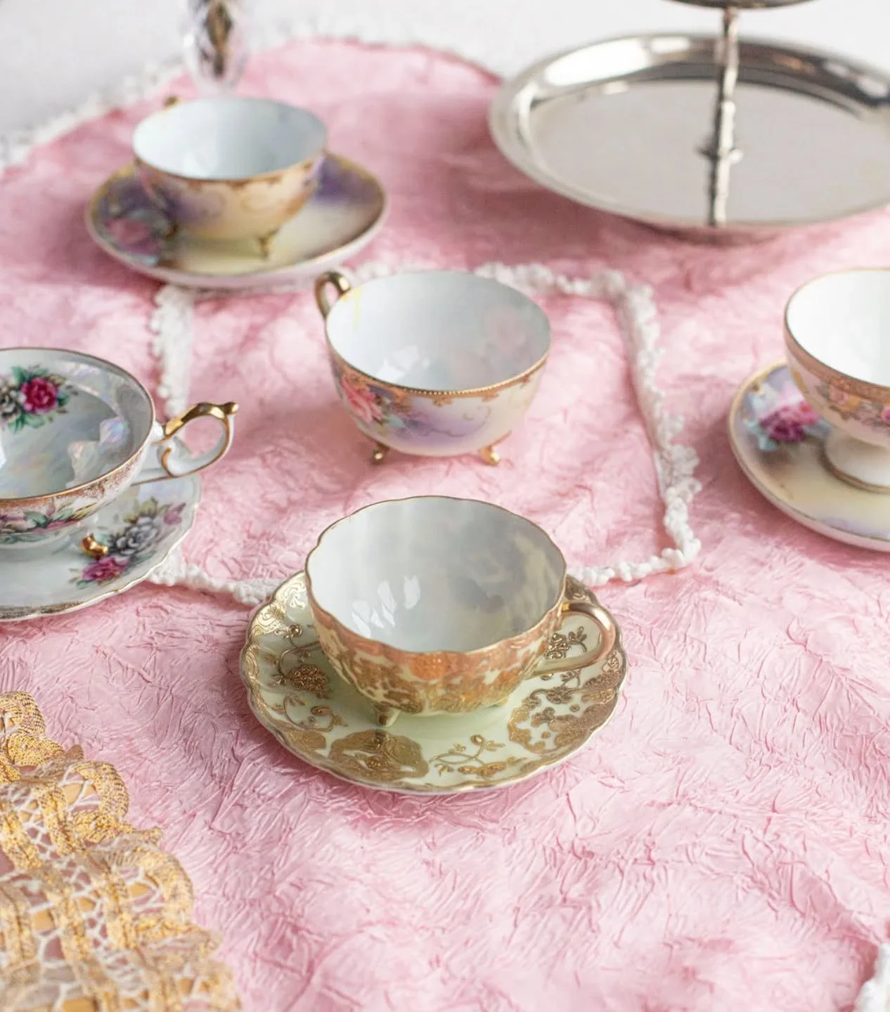 What do you do to feel fancy at tea time? 

I have a small collection of rare three footed teacups and occupied Japan hand painted teacups to drink my favorite daily cha in. 

#highteacateringvancouver
#afternoonteacateringvancouver
#highteavancouver