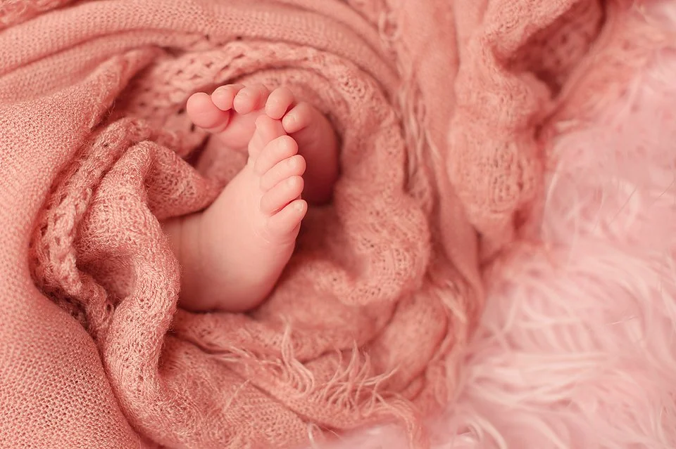 newborn baby toes pink
