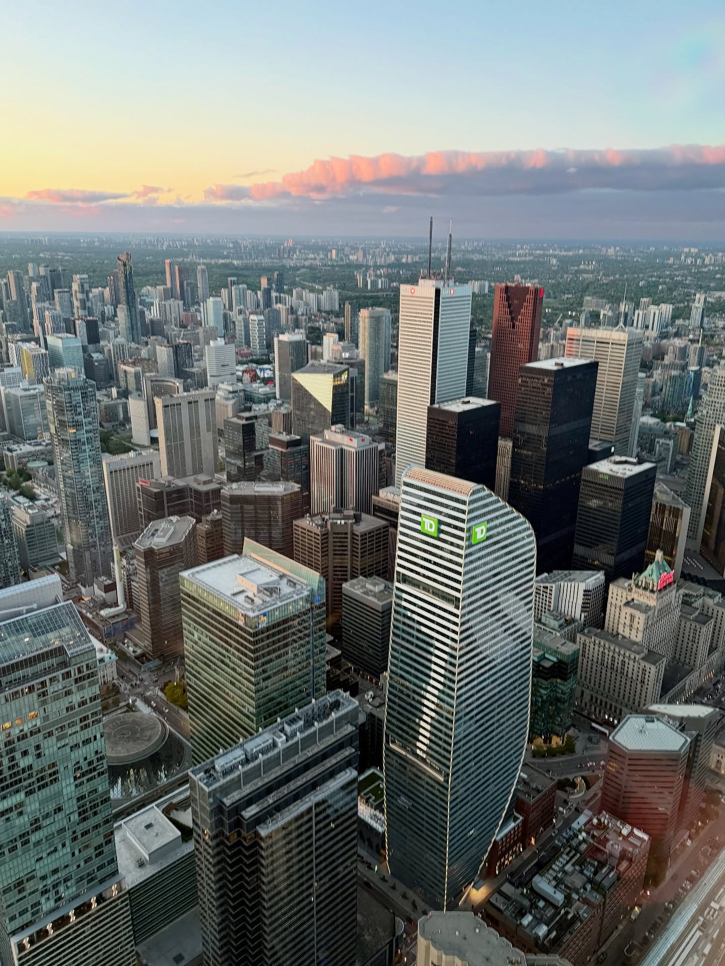 EXPLORE // catching some beautiful sunset views from the @cntower in downtown #Toronto tonight.

#cntowertoronto #mycntower #toronto #canada