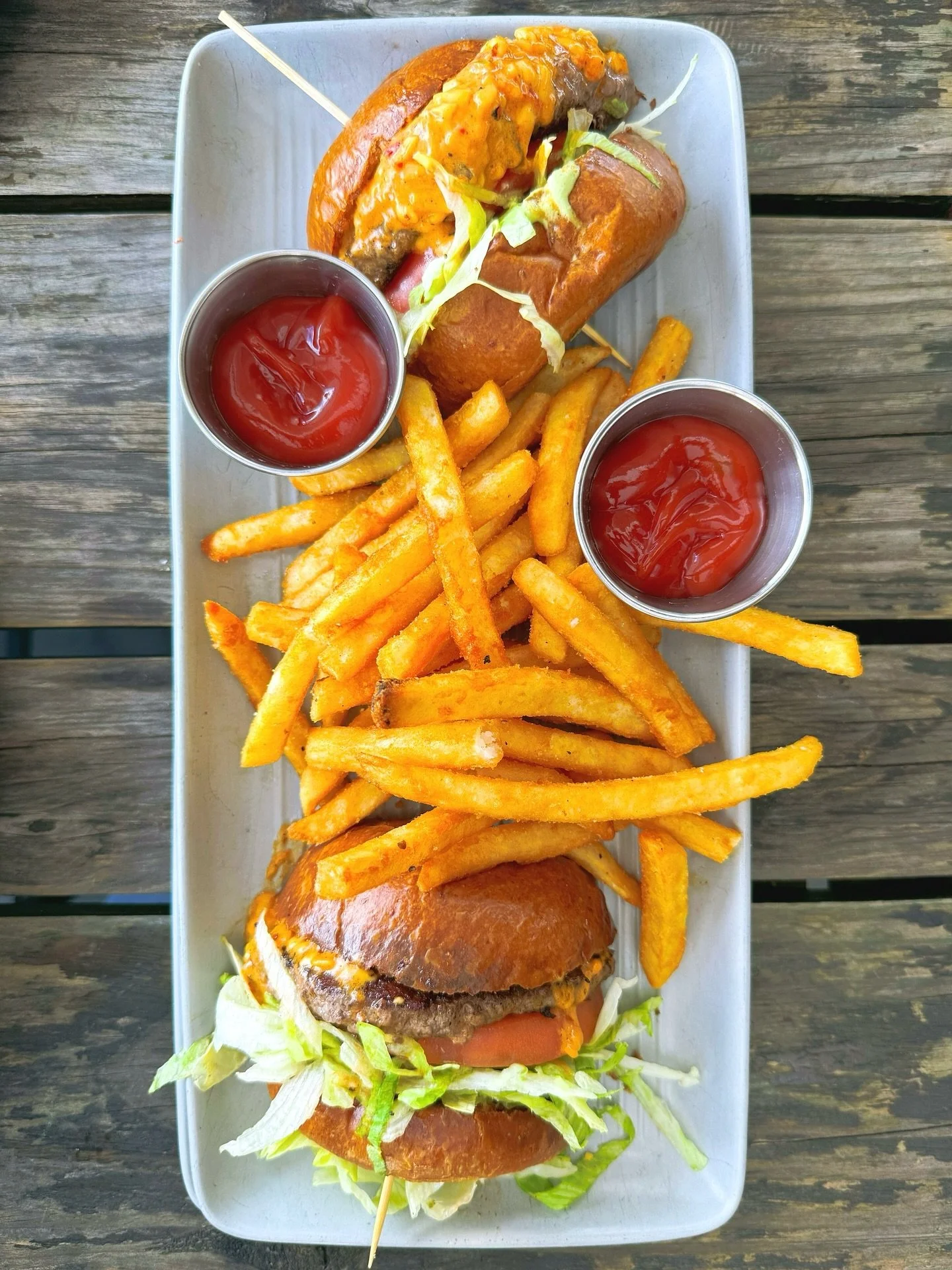 DINE // burger break @wyehill this weekend! Great outdoor dining ~ cooler temps bringing back dinner el fresco! #getoffline #wyehill