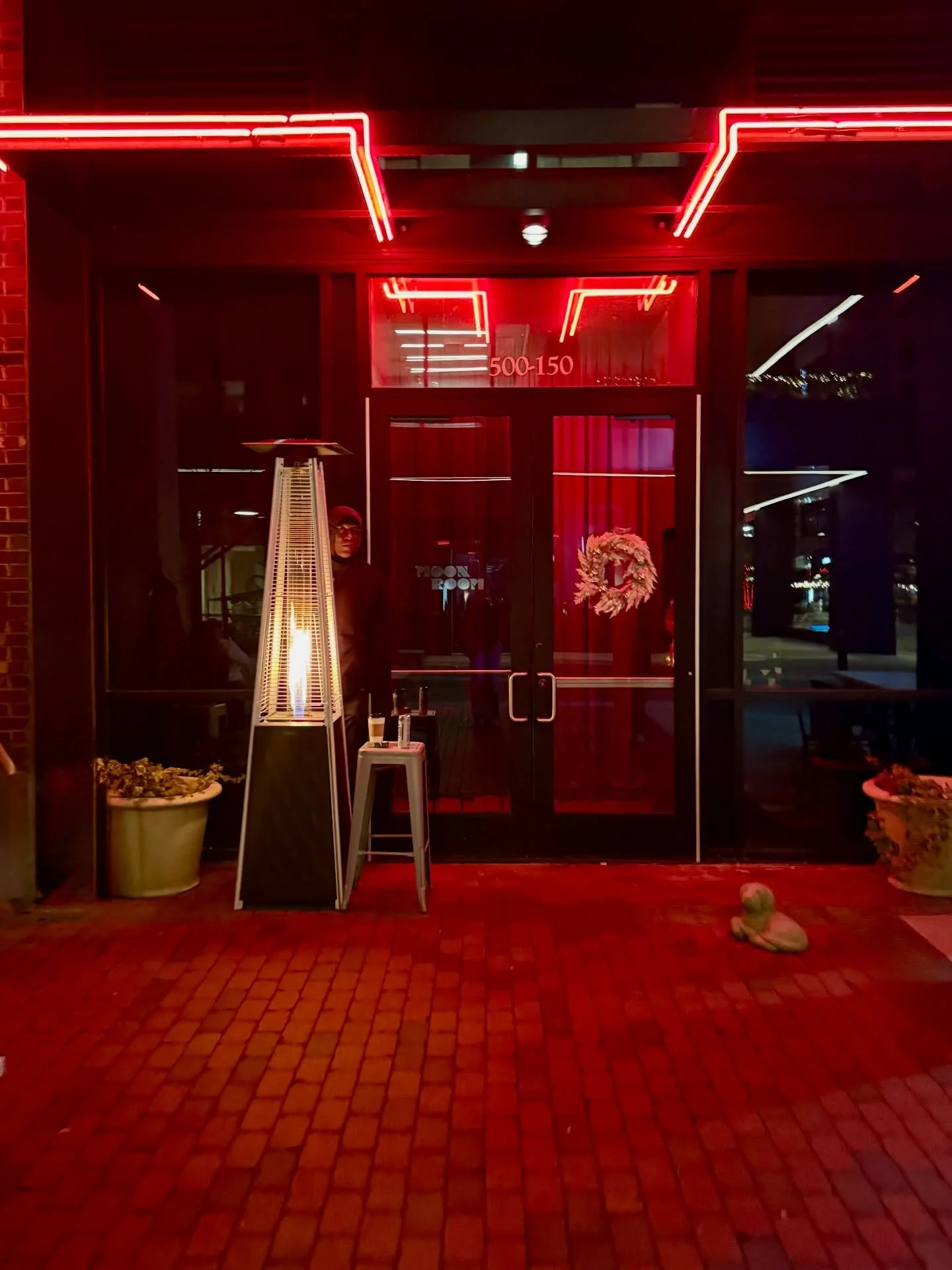 EXPLORE // Wednesday nights are worth a drop in @m_o_o_n_r_o_o_m where the warmth hits you as soon as you walk in, the smooth jazzy jam session + packed tables are full of life, it&rsquo;s just where you want to be. ✨🌙 🎷🍸