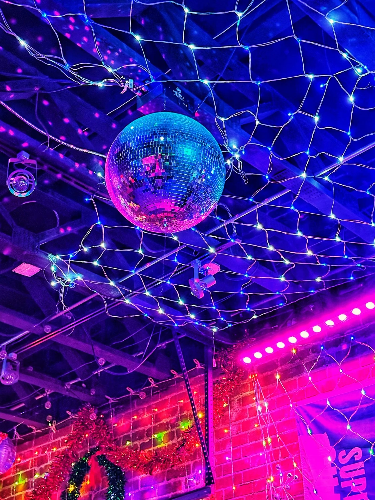 DRINK ✨ // shopping done ✅ time to be fun + festive! We enjoyed a break recently @northstreetbeer 🎅🏼🎄✨#downtownraleigh #raleighbottleshop