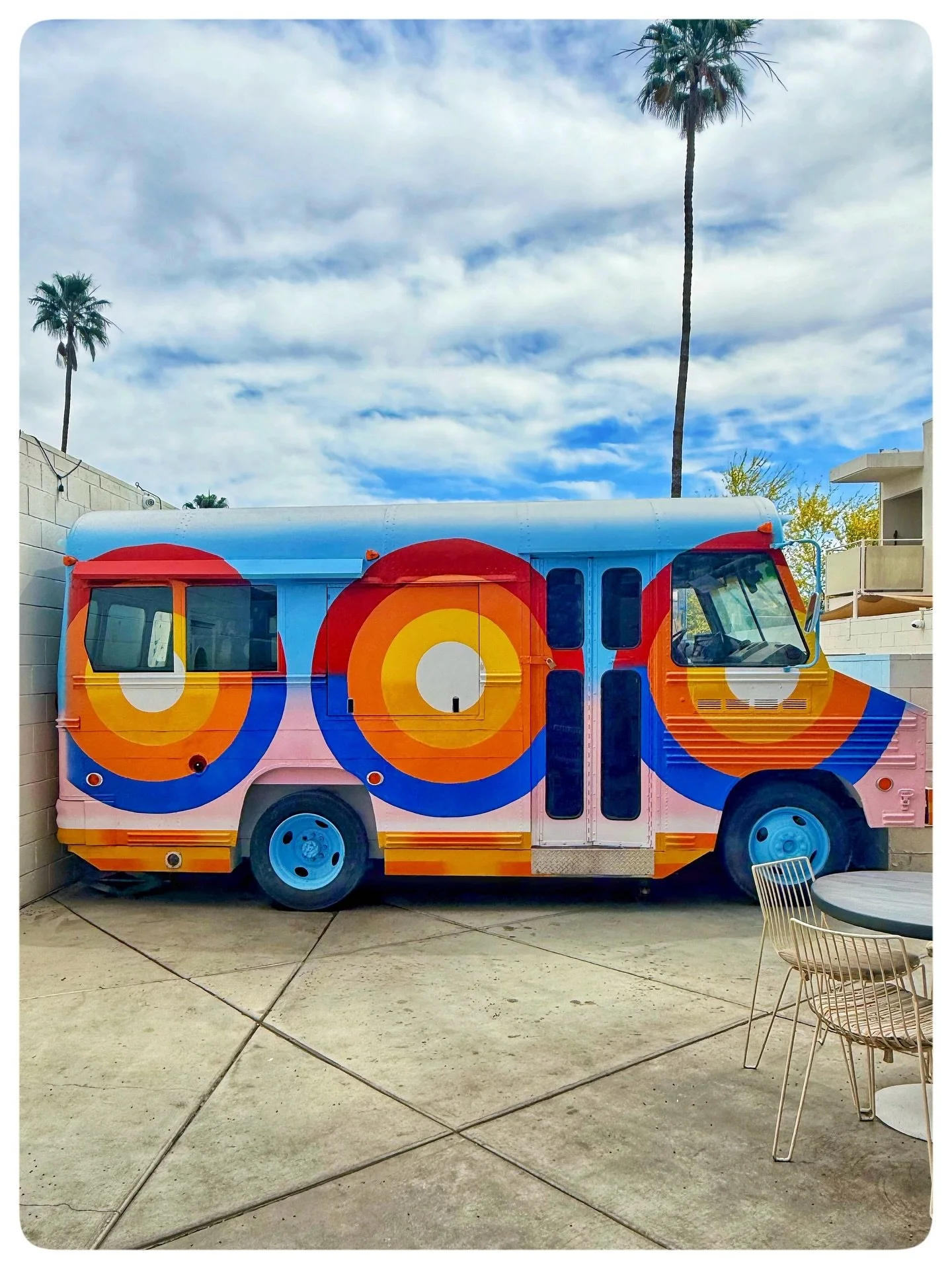 TRAVEL // 24 hours in Palm Springs! It was fast + fun + very colorful! How can you not love it here in the desert, all the mid century modern architecture, fun places to eat, drink + explore, plus easy relaxed vibes in the ☀️ is good for the soul!