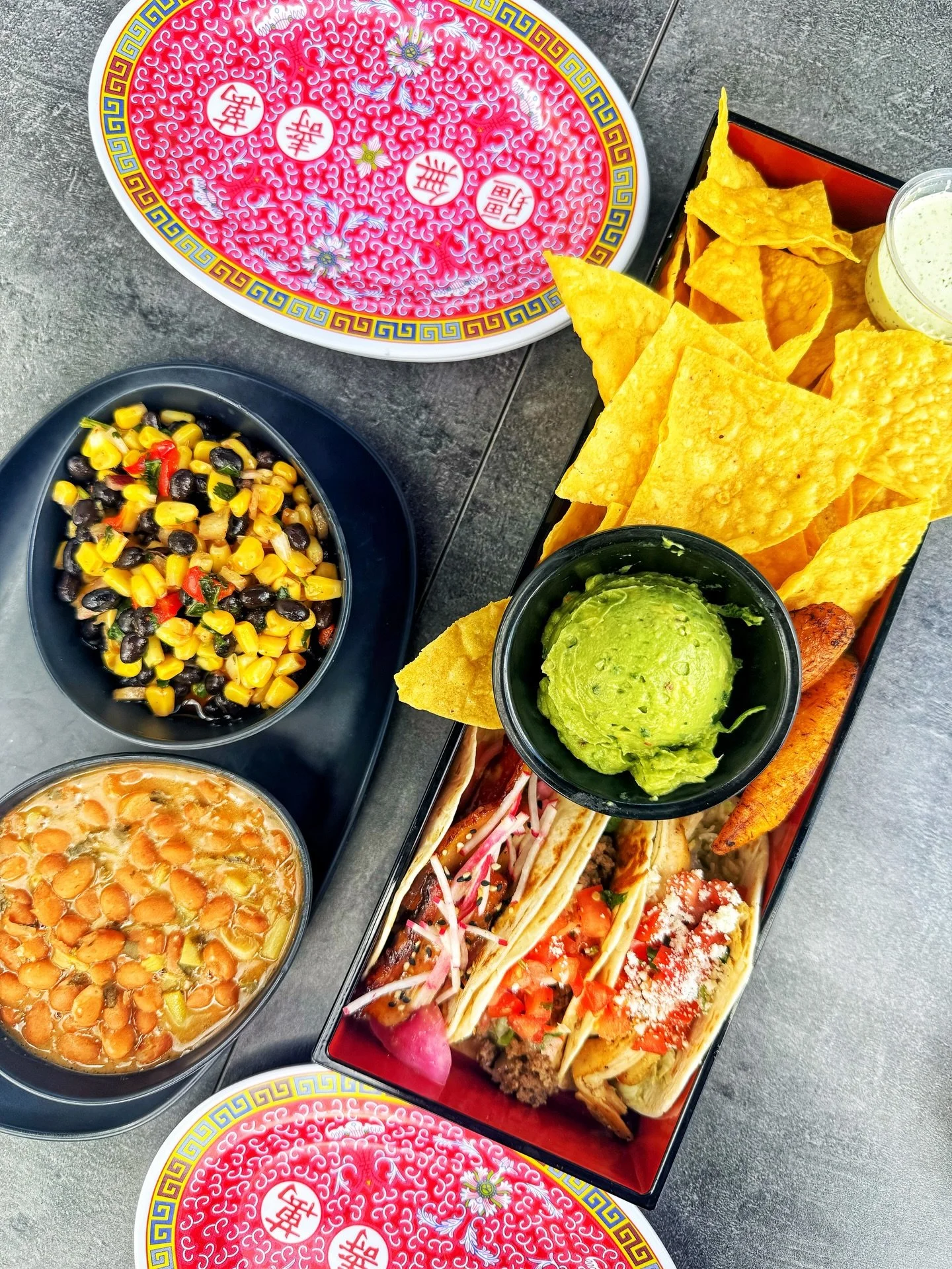 DINE // Weekend lunch break @wongstacosglenlake in Raleigh! Located off Edwards Mill near Crabtree Mall at Glenlake, fun flavorful food, nice bar and patio seating! We stopped here after a visit at the NC Museum of Art.