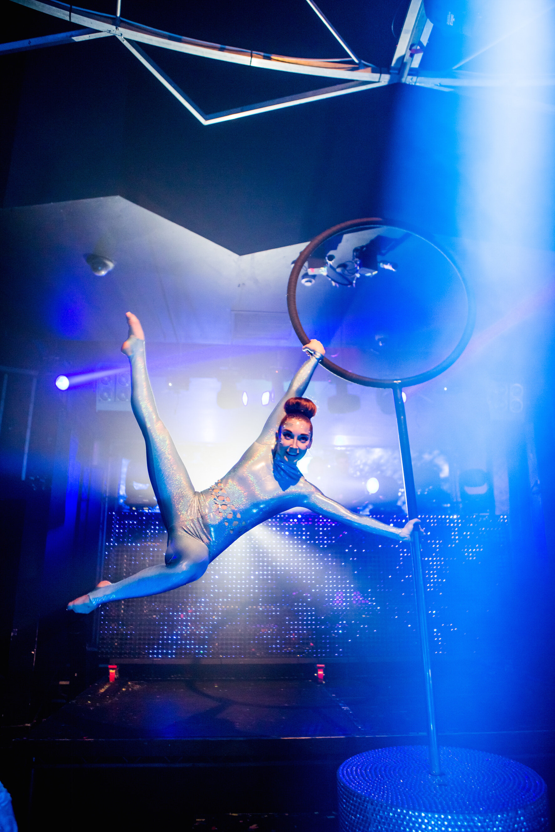 Freestanding aerial hoop performer