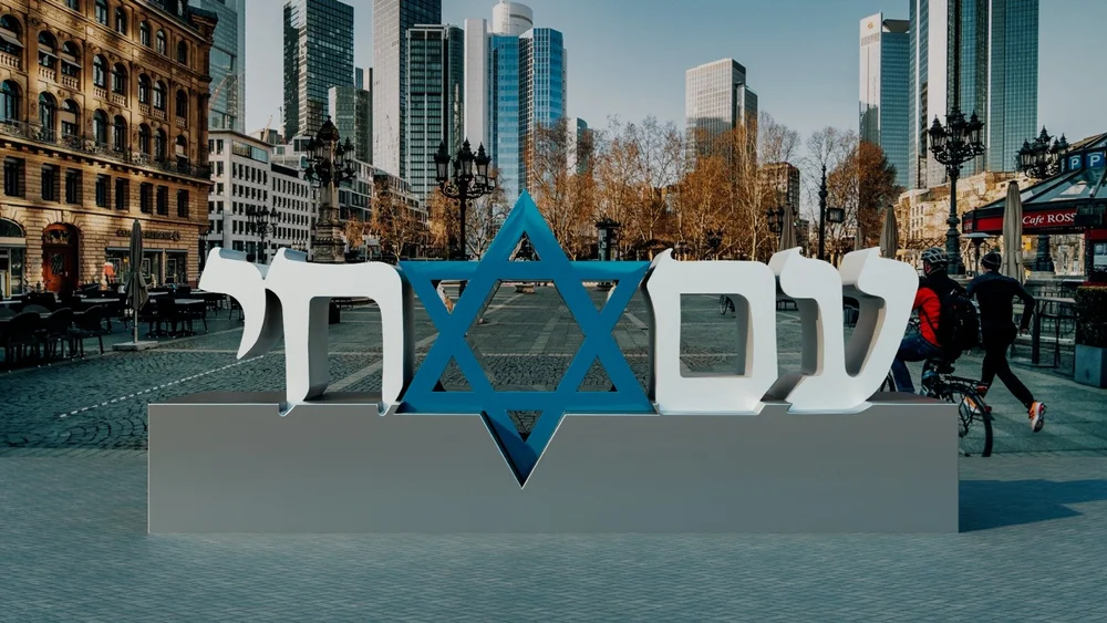 Am Yisrael Chai sculpture in a city square