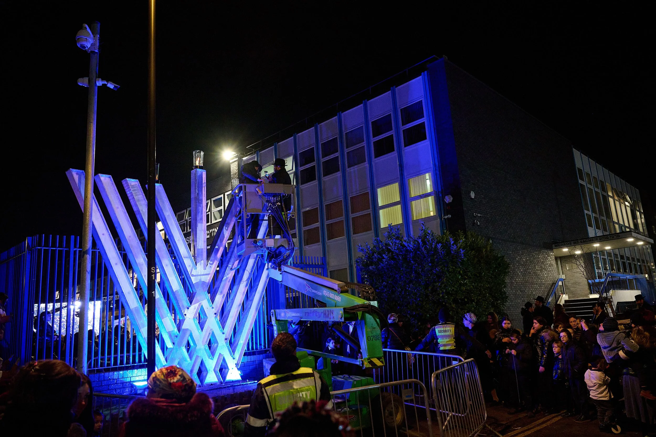 living-lights-public-menorah-chanukah-crowd-jewish-art-yitzchok-moully.JPG