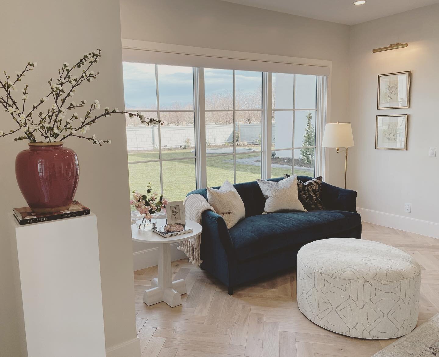 One of my favorite moments in #LaMaisonBlanche
A master bedroom sitting area fit for a queen 👸🏼 @akinlane &bull;
&bull;
&bull;
📸: myiphone
Design: @susanchristensendesign 
Builder: @christensen_homes
@whatsinside 
@stgeorgeparadeofhomes
#interiord