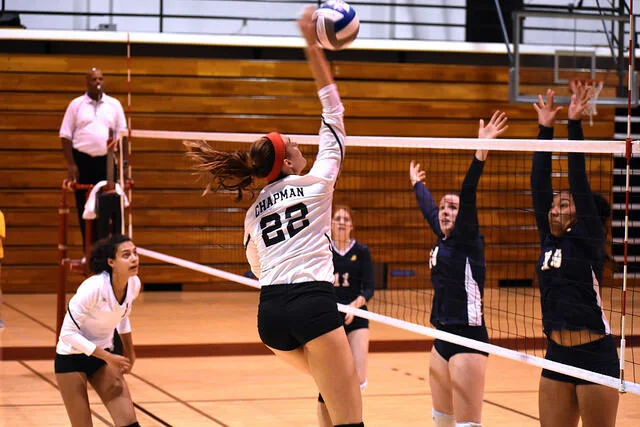 Women’s volleyball wins home game, rebounds from Whittier loss