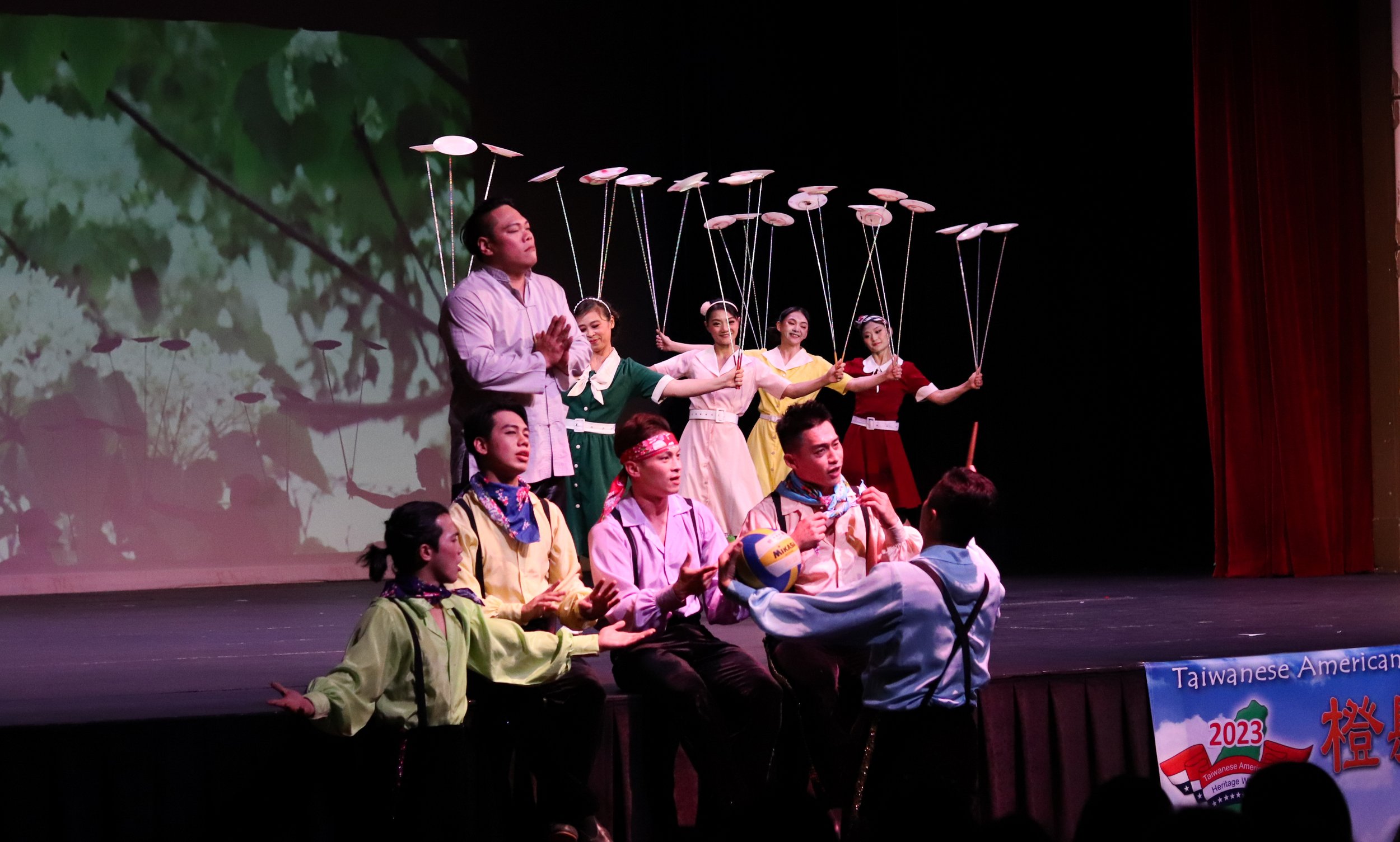 11 Taiwanese Acro Perfomance Photo by Emily Paris.jpg