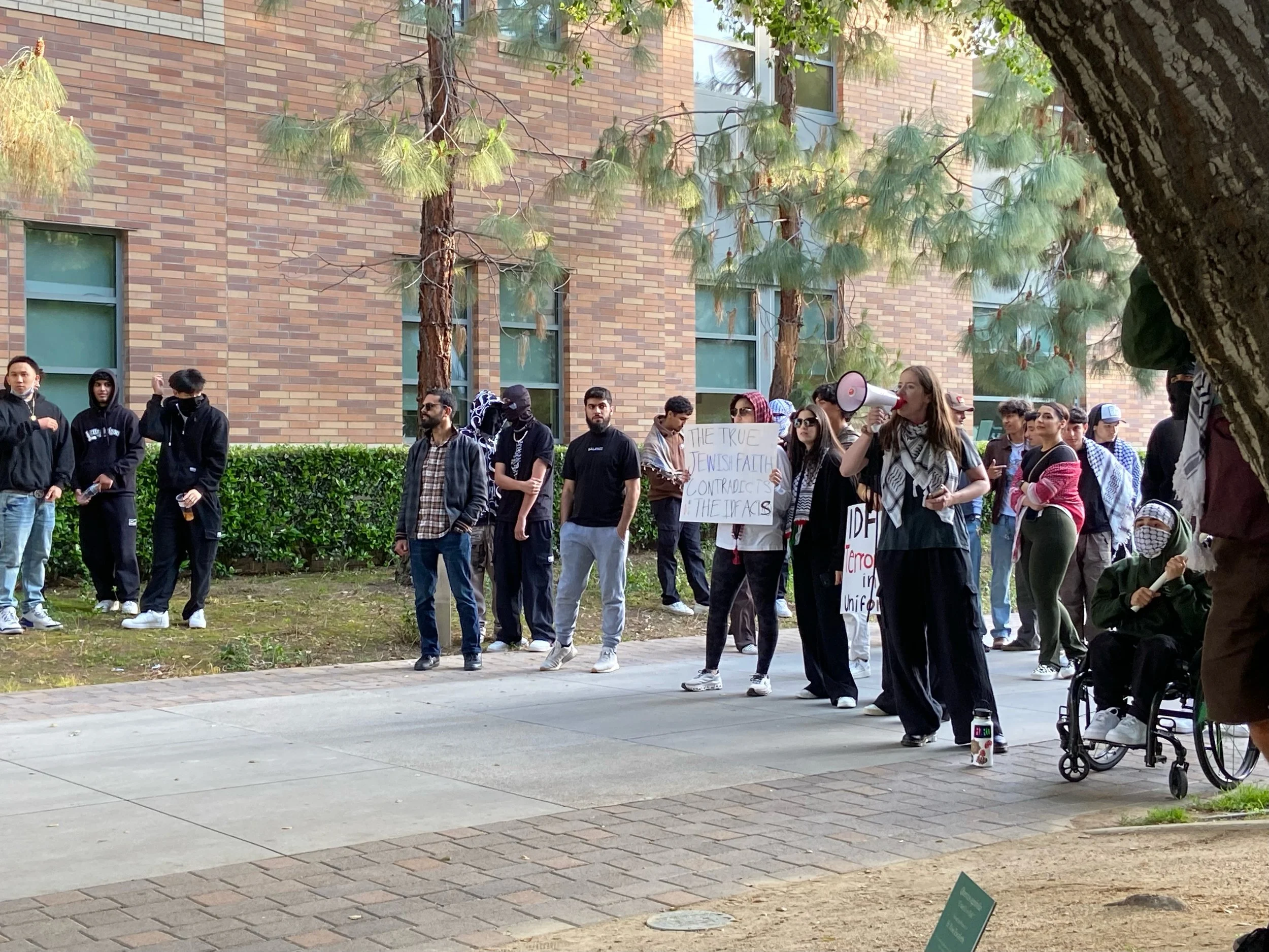    Student protestors call for the university to divest on May 2. Photo by KIANA KALAHELE, News Editor   