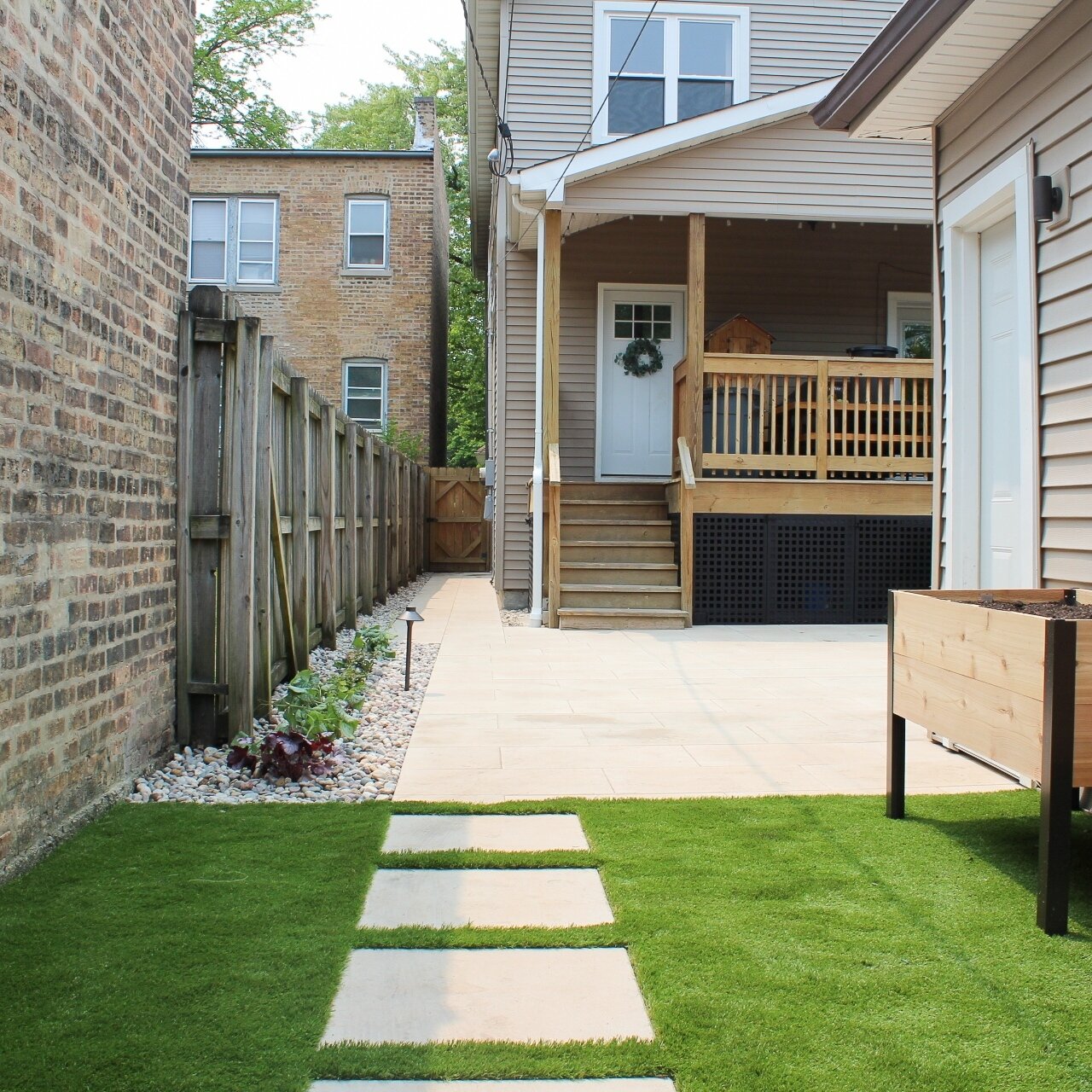 This backyard transformation features a paver patio (perfect for basketball lovers 🏀) and a pup-friendly synthetic turf play area. 🐕️🎾 With added details such as decorative under-deck screening, stone mulch, and raised garden beds, this backyard i