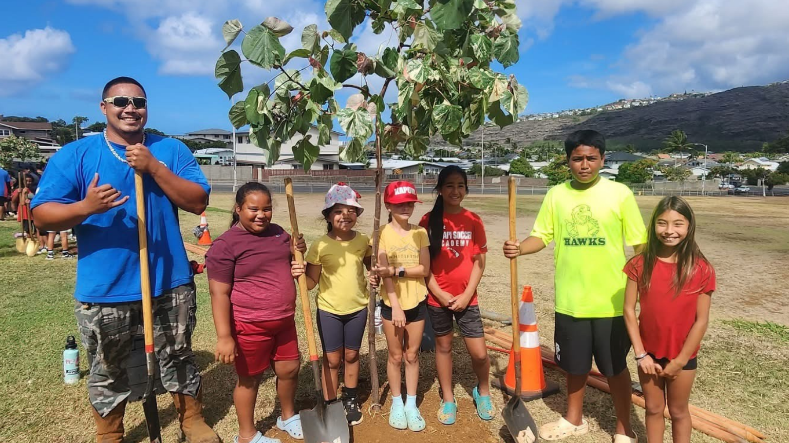  City Parks staff and youth volunteers plant new trees at Pu‘u O Hulu Community Park. 