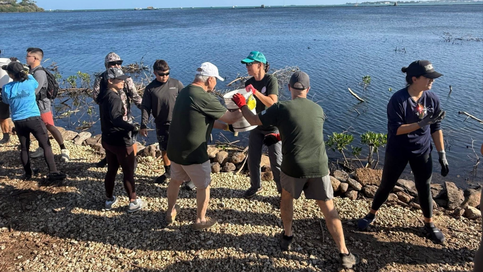  Mayor Blangiardi and community volunteers help complete the wall at He‘eia Fishpond. 
