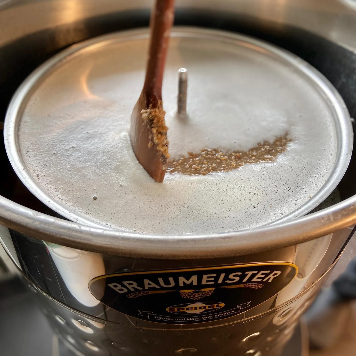 Brewing for @luzernereispokal 🥌 🍻 
.
.
.
#bierbrauen #brewday #heimelig #heimeligbier #weizen #turnierbier #germanstyle #curling #luzernereispokal